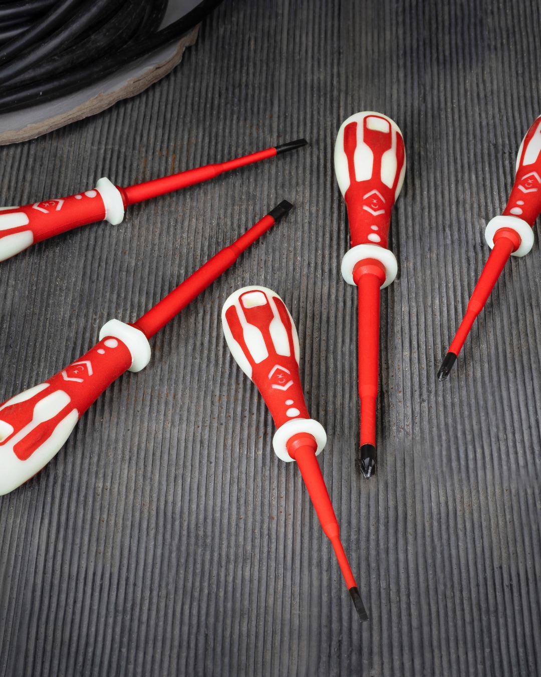 Precision you can see... even in the dark 💡
The Dextro VDE Slim Glo Screwdriver Set:
⚡️ Glow-in-the-dark handles for quick visibility
⚡️ Slim insulated shaft for recessed fixings
⚡️ Individually tested to 10,000v
⚡️ Ergonomic grip for total control
Designed for the trade. Approved by The Tribe 👊
🔎 T49283PD