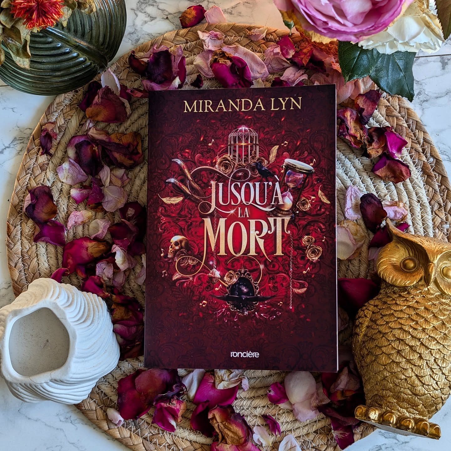 ✨ Jusqu’à la Mort – Miranda Lyn ✨
J'ai été d'abord attiré par la couverture de ce livre publié chez @ronciere_editions ... Puis, en lisant le résumé, je me suis dit « oh tiens tiens ça donne envie tout ça ».
En réalité je pensais ouvrir une fantasy sombre “classique”, et j’ai fini avec le cœur en miettes.
On suit une héroïne que tout le monde craint, accusé de crimes et rejetée avant même qu’on lui laisse une chance. Et forcément… lui, il la déteste. Du moins, au début.
Entre répliques qui claquent et tension, leur relation devient… explosive. Pas besoin de pages explicites pour sentir l’alchimie brûler.
Et l’histoire ? J'ai été totalement conquis ! Les révélations s’enchaînent, chaque twist qui tombe nous file une sacrée claque, et j’ai tourné les pages avec un mélange de panique, d’euphorie et d’admiration totale pour l'imagination de l’autrice.
Les personnages secondaires offrent un vrai found family comme j'aime. L’univers est dense, immersif et j'ai adoré le style d'écriture.
En bref, si vous aimez les histoires d'amour impossible, ce livre est pour vous !
#JusquÀLaMort #MirandaLyn #FantasyRomance #Romantasy #DarkFantasy #FoundFamily #EnemiesToLovers #CoupDeCœurLecture #BookstagramFr #LectureAddictive #FantasyBooks #LivresÀLire