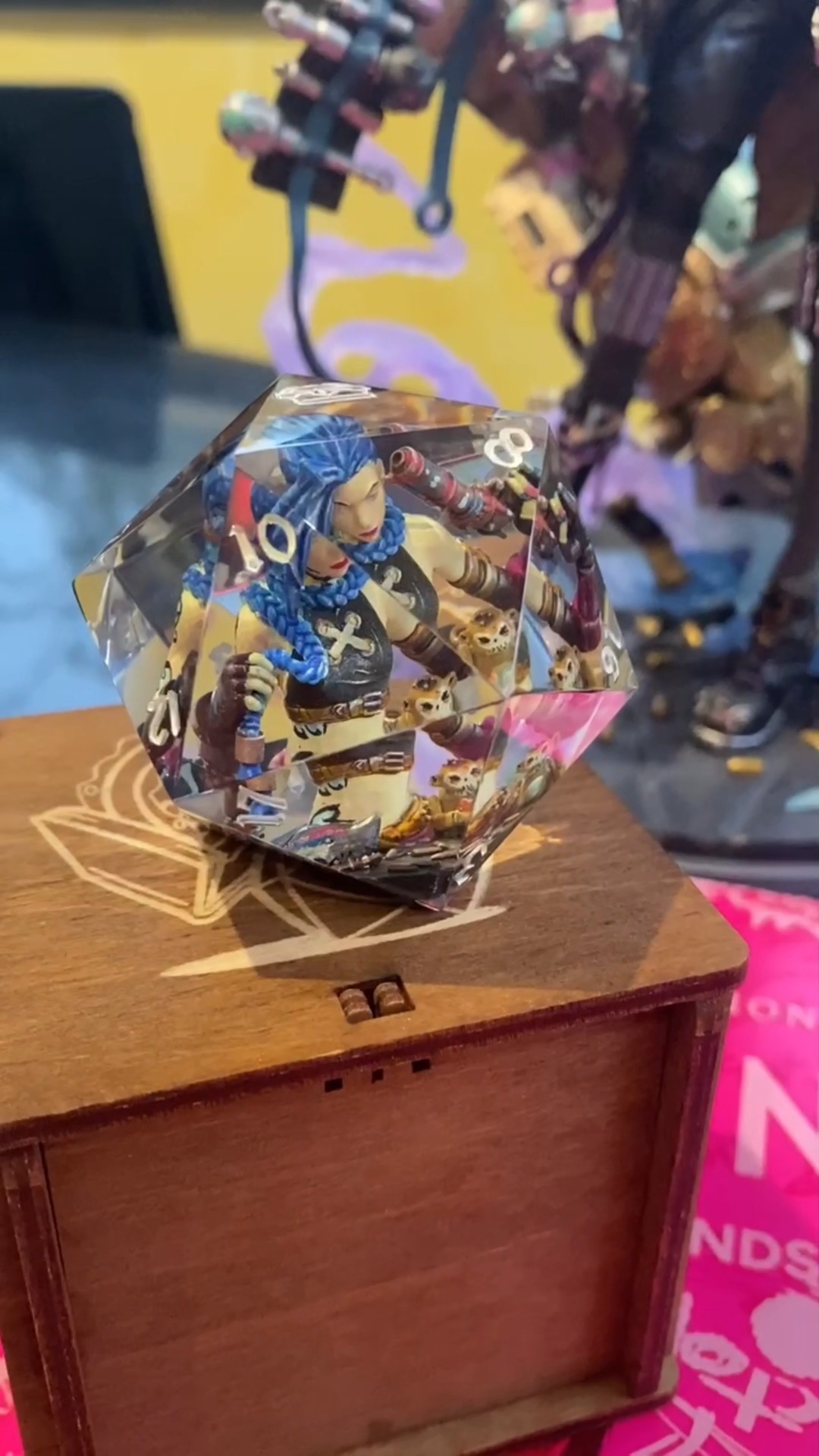 Disponible depuis la dernière Made In Asia, il était temps de vous présenter notre dé Jinx comme il se doit !
Figurine peinte entièrement à la main, avec tout le soin et la précision qu’on y met à chaque fois.
Il est déjà dispo sur notre boutique Etsy pour ceux qui veulent l’ajouter à leur collection ⚡🎲
Et croyez-moi… d’autres annonces arrivent très bientôt. Restez aux aguets, aventuriers 👀✨
#jinx #jinxarcane#leagueoflegends #arcane #dicegoblin #lalooterie #artisanat #jdr #resine #handmade #pourtoi #faitmain #dnd #dés #dice #dnd5e #boutique #etsy