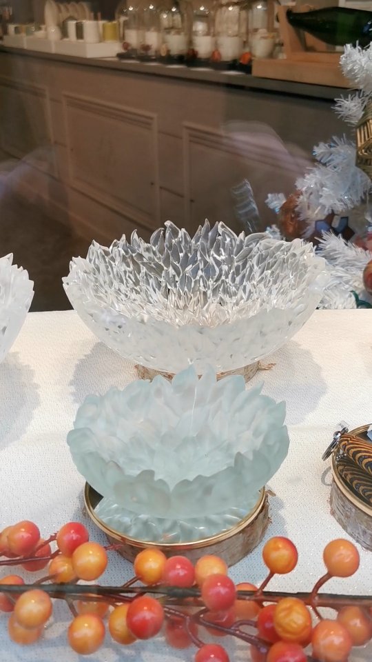Force et transparence 🧡
À l'honneur dans nos nouvelles vitrines les fabuleuses coupes en verre d'@aline.thibault.
Elles sont présentes en exposition temporaire pour cette fin d'année, chaque pièce est unique.
Élaborée avec soin, précision et passion.
.
.
.
@leclosgallice 20 rue de la Juiverie Epernay
Mar au Sam 10h30-19h Dim 9h30-12h30
.
.
#leclosgallice #epernay #marne #artisanat #verre #glassart #metiersdart #metiersdart #decorationinterieure