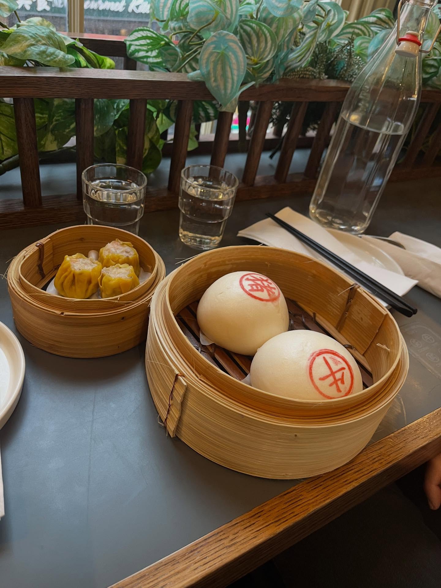 Toujours difficile de choisir où manger dans #chinatownlondres, j’ai donc testé pour vous le fameux @8unhouse. Au menu Siu mai, Buns (porc et bœuf) et wontons. Les buns sont bons et à £3.8 abordable. Adresse sympathique pour manger sur le pouce mais je pense sincèrement qu’il y a de meilleures addresses dans le coin ! #londres #weekendlondres