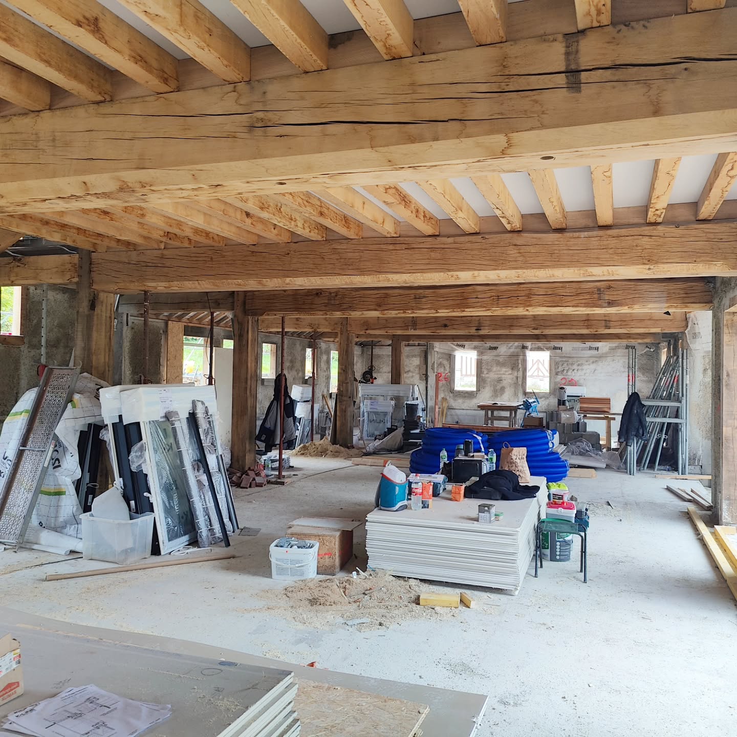 Je vous dévoile enfin le beau et imposant chantier Normand sur lequel je travaille depuis 1 an et demi et qui touche bientôt à sa fin.💖
Maison: construction @volkaertconstructions
Étude complète ( implantation, agencement, choix des matériaux, design sur mesure, décoration etc ) + aide au suivi : @gallishop
#architectureinterieure #chantier
#architecteinterieur #normandie #gallishop #construction #villa #luxe #hautdegamme #architectedinterieur #archideco #designerinterior #designespace #decorateur #interiordesign #conception #agencement #surmesure #travaux #etude #maisonnormande