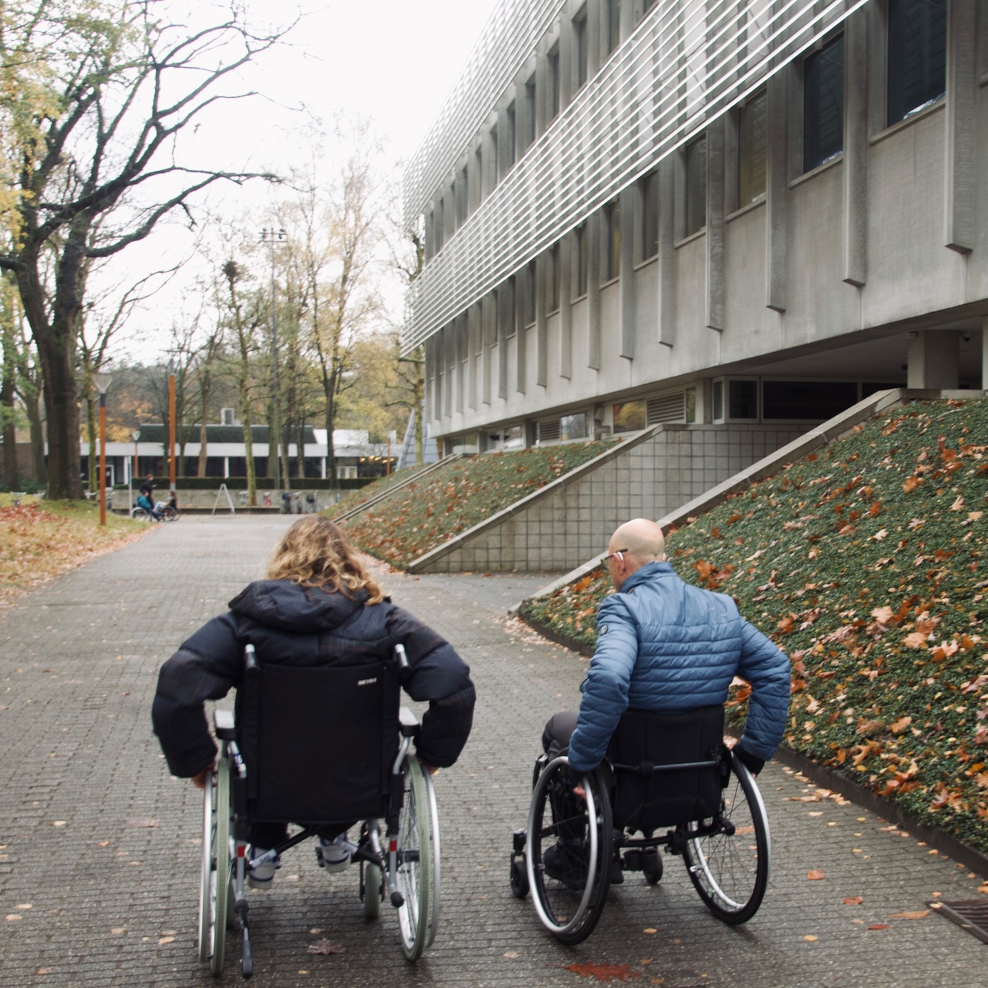 Yesterday, Swap Your Senses took place. During this day, we organized three workshops on inclusivity in collaboration with @hobbee.bzz. There was a wheelchair and blind stick tour, and participants had the opportunity to engage in conversations with volunteers from @toegankelijk_tilburg to talk about their disabilities.
We found this a very valuable experience and would like to thank all the volunteers and participants for their participation!๐