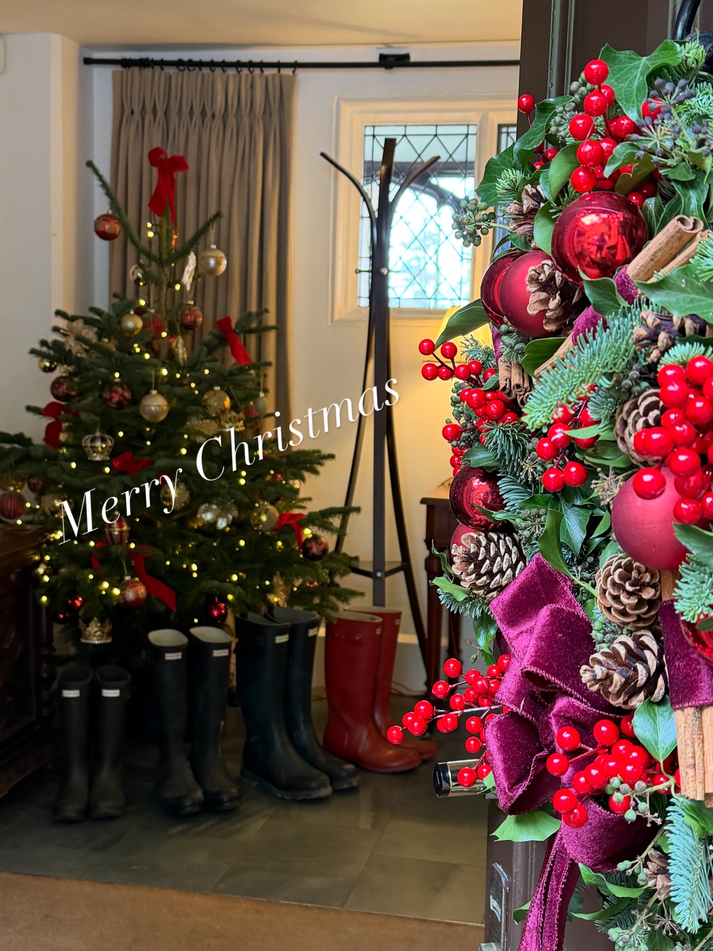 Every door we open we add a little Christmas 🎄 our team is really busy spreading the Christmas feeling.
#blomsterdesignsflowers #christmasseason #christmastree #christmasmagic #christmasdecor #blomsterdekoratör #clivedenhouse