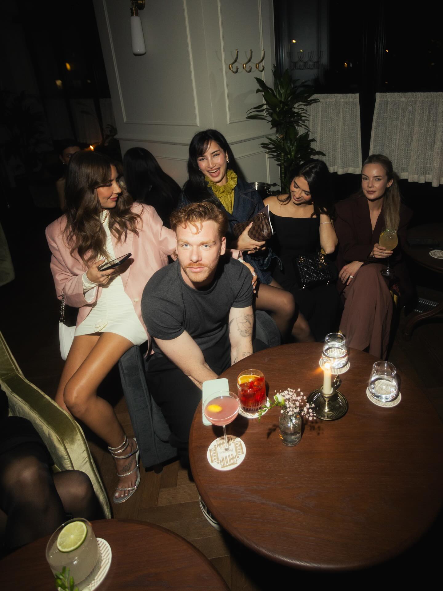 A first exclusive look inside Hotel Miiro, now officially open! We co-created the pre-opening event for key opinion leaders and welcomed guests from first check-in to final cocktail.
A yoga class by 1924 Pilates, a pop quiz, fancy cocktails and a sneak peek of the Baroness restaurant, yet to open its doors. The grown-up version of a sleepover.
📸 @fabiankarner__