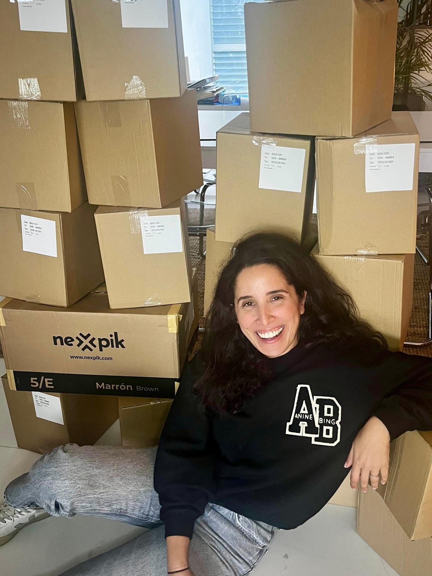 Le bébé est là !
Un peu plus gros et plus volumineux que je ne l’avais imaginé… mais en pleine forme 😌📦✨
Quand les cartons sont arrivés, j’ai éclaté de rire.
Ils prenaient tout le salon.
Et d’un coup, tout est devenu réel :
ce projet n’était plus juste une idée, mais quelque chose que je pouvais toucher, soulever, ouvrir.
Je me suis assise au milieu de tout ça et je me suis dit :
Ok… ce premier livre existe vraiment.
Ce qui était au départ destiné à ma fille, est en train de toucher bien plus de gens.
Et ça… ça me remplit de joie. 🥺✨
#heyastories #tawhidabencheikh #autoedition #femmearabe