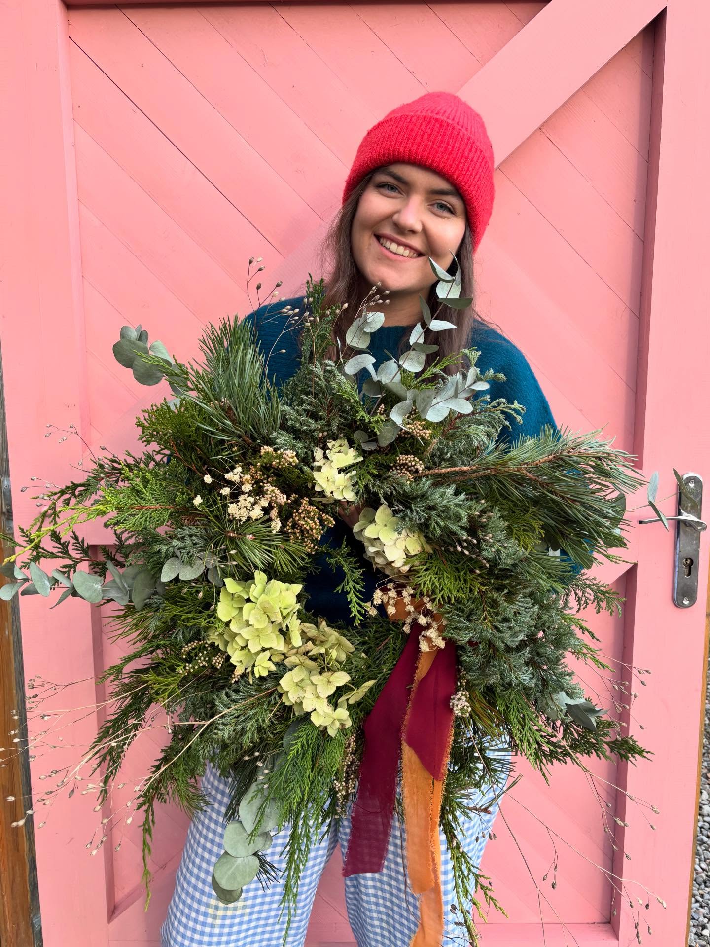 It’s almost timeeeee!🎄
Well and truly thinking ahead now to Christmas workshops and wreath season! I’ll be hosting my first workshop next Sunday at the Glen Ord Distillery in Muir of Ord - link in bio for tickets if you’d like to come along and make your own wreath🍊
Pre-orders will also be opening soon for wreaths + Christmas bouquets too!💐
Almost everything on this wreath I made today is from our own garden! Feeling lucky to be back in the highlands and to have so much more space and a garden of greenery to choose from🤍
#flùragfloraldesign #christmaswreath #highlandflorist