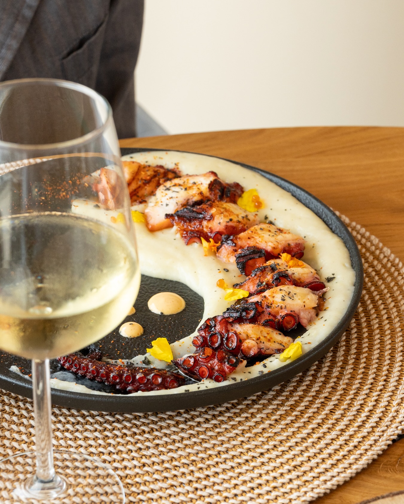 El mar y la brasa se encuentran en este plato 🐙🔥
Pulpo tierno, parmentier suave y una mayo de kimchi que le da el punto justo de carácter.
Perfecto para disfrutar en buena compañía ✨
¡Os esperamos!
📍 Port d’Aiguadolç, Sitges
📲 A través de nuestro teléfono 936 001 332 o en nuestra web
#restaurante #OlaveSitges #SaboresDelPuerto #restaurantemediterraneo #olave #sitges #portsitges #restaurantesitges #menuarroz #arroces #mariscos #pescadosfrescos #carnes #sabormediterraneo #tapas #gastronomia #food#restaurantesenbarcelona #mediterraneancuisine #portdaiguadolç #foodiesbarcelona