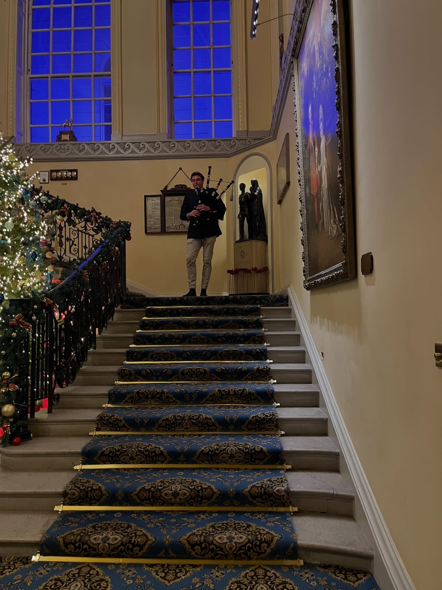 Londres, c’est aussi ses traditions, ses clubs privés où l’on arrive parfois à rentrer … soirée de Noël très écossaise au magnifique @thecaledonianclub #londres #londresinsolite