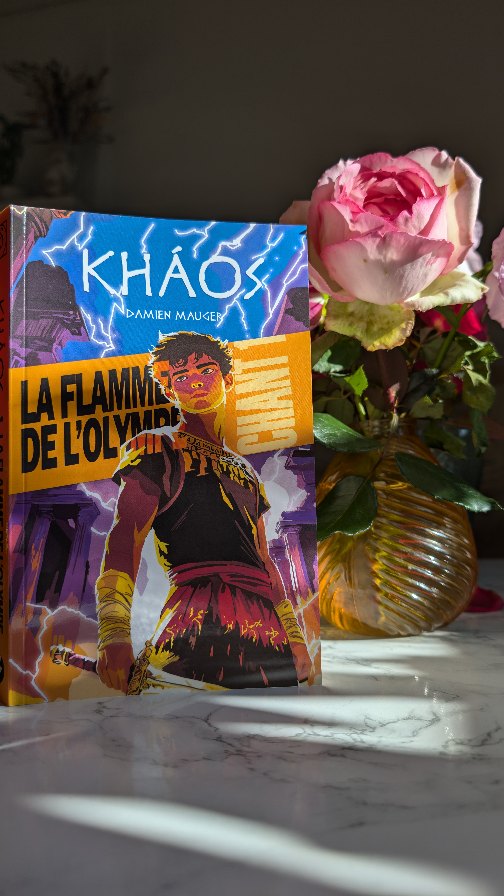 Nouvelle réception aujourd'hui de chez @betapublisher ! Il s'agit de Khaos La Flamme de l'Olympe (Chant 1) de Damien Mauger 🤓
✨ Résumé ✨
QUAND LES DIEUX JOUENT AVEC TON DESTIN, MIEUX VAUT ÊTRE PRÊT A RISPOSTER !
Daímôn menait une vie paisible. Jusqu’à ce que les dieux lui arrachent sa petite sœur. En un instant, tout bascule. Tout ce qu’il croyait savoir sur le monde - et sur lui-même - vole en éclats.
Car Athéna elle-même l’affirme : il n’est ni un homme, ni un dieu. Ni un Titan, ni aucune créature
mythologique connue. Alors… qu’est-il ?
Propulsé au cœur du Mont Olympe, il doit prouver sa valeur face aux divinités les plus redoutables tout en apprenant à maîtriser des pouvoirs incontrôlables.
Mais au royaume des dieux, les secrets sont aussi dangereux que les trahisons. Et certaines vérités devraient peut-être rester enfouies…
#bookstagram #booklover #passionlecture #bookaddict #bookstagramfr #lecture #unboxing