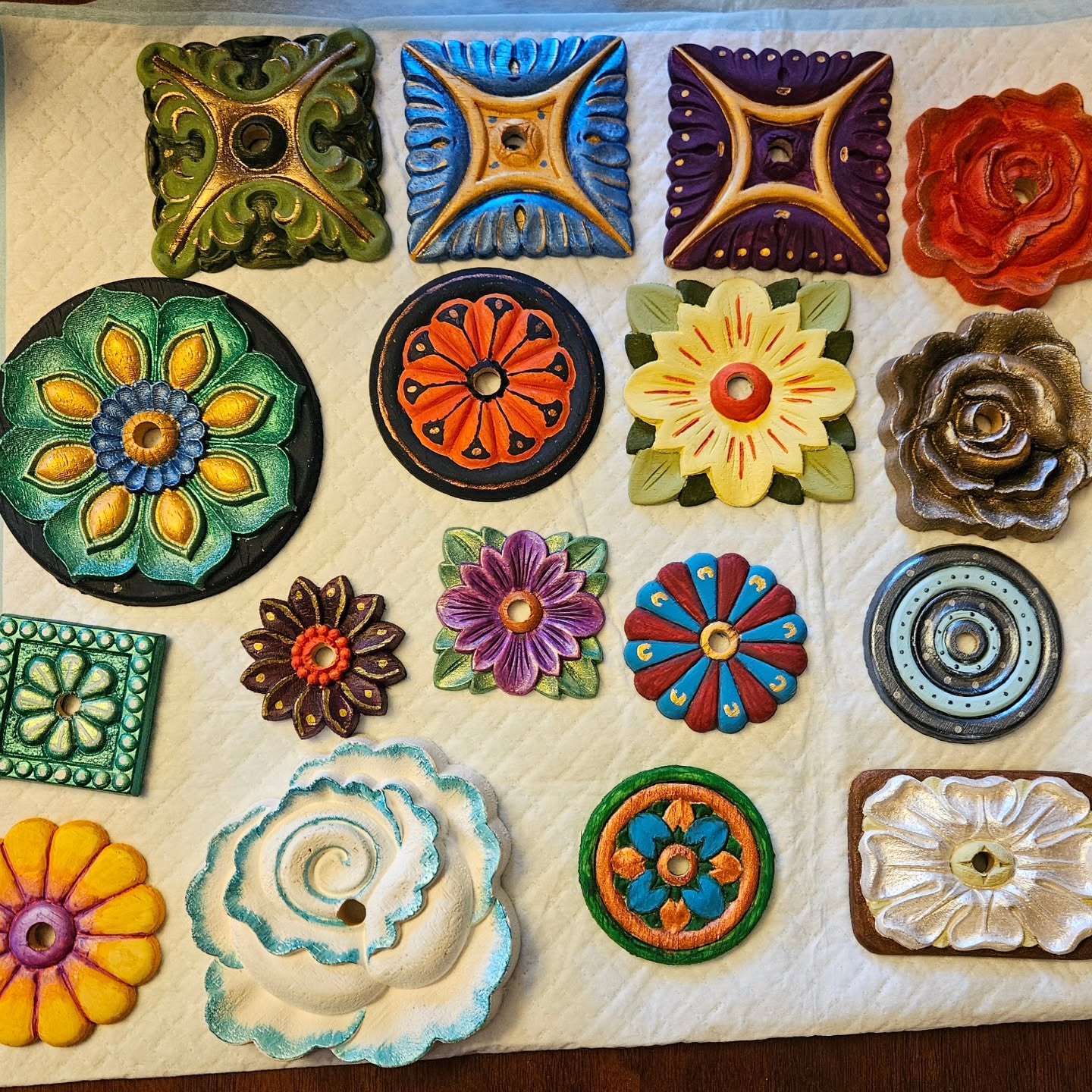 Spindles and knitting and ornaments, oh my! It was a productive weekend last weekend. We got hay for the sheep for the winter, and then had friends over for some spindle whorl painting and Cincinnati chili. I between all of that, I've nearly finished the bulky Merino cowl, finished some Christmas ornaments, and prepped even more! Did I get the dyed Merino stock updated? Well, something had to give. But that will happen this week so I can put in another order for some missing colors.
.
Reminder: visit the website for information on upcoming events on December 3 and December 13-14!
.
#holidayevents #holidayseason #christmasseason #yuleseason #dropspindles #dropspindlersofinstagram #knitting #knittingwithwool #noveltyyarn #ornamentsfordays #christmasornaments #christmasfabric #giftideas #stockingstuffers #giftshopping #smallbusiness #supportsmallbusiness #supportlivestockfarmers #sustainablefarming #sustainability #sustainablefashion #slowfashion #sustainabledecor #sustainablecrafting