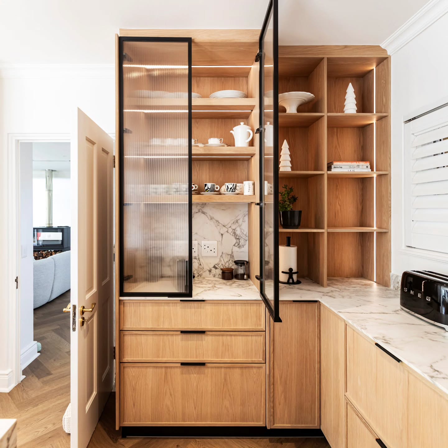 A quietly composed kitchen corner where oak, fluted glass and porcelain finishes create a warm, effortless backdrop for everyday living.
Open shelves keep daily dishes within easy reach, while the slim black framing and curated pieces add a calm, considered touch.
A space that feels both beautifully designed and comfortably used.
Beautiful captures @madrabbott
#KitchenDesign #EverydayKitchen #ModernInteriors #OakJoinery #GlassCabinets #MarbleDetails #KitchenStyling #WarmMinimalism #HomeInspiration #InteriorDetails #CalmLiving #FunctionalDesign
#camiinteriors #kitchen