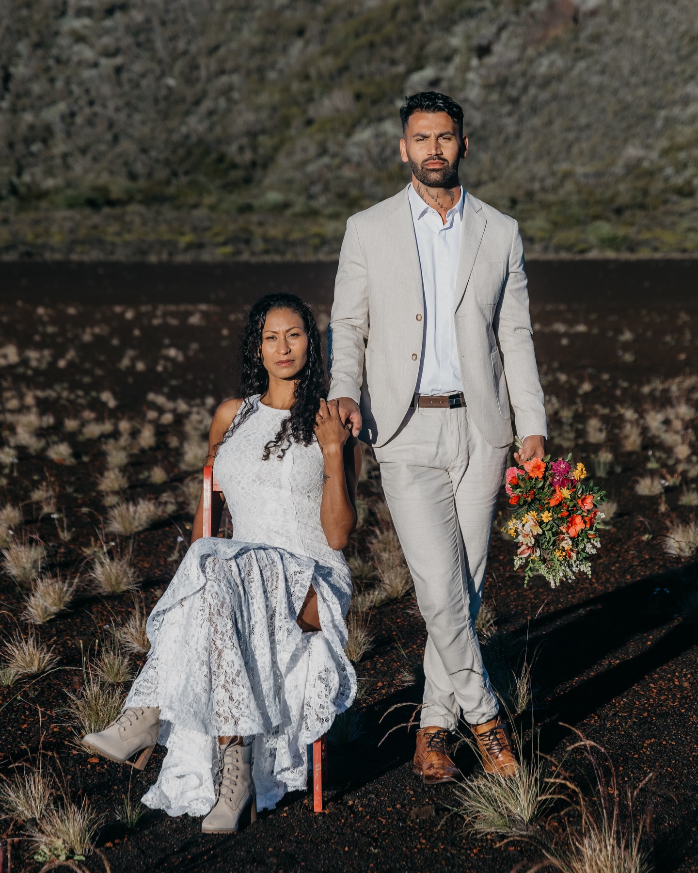 Ça faisait un moment qu’elle me trottait dans la tête, cette séance couple « day after » à la Plaine des Sables, sur la route du volcan à La Réunion.
Quand @lejeunefrederick est venu me rendre visite sur l’île, go go direction le volcan 🌋 qui devait d’ailleurs peut-être entrer en éruption…
Repérage la veille, ensemble, au lever du jour,
pour imaginer une séance photo de mariés à La Réunion, brute, puissante, hors du temps.
Pour Esther & Florent, mariés que j’ai accompagnés lors de leur séance couple et de leur mariage à La Réunion, leur proposer cette expérience était une évidence. Avec l’envie de créer quelque chose de vrai, de fort,d’un peu différent.
Le résultat va bien au-delà de ce que j’avais imaginé. Merci à eux de m’avoir fait confiance 🫶
—
J’aime quand une séance photo devient une aventure !!
Je suis Carmen, photographe de l’humain, je raconte vos histoires d’amour ici et ailleurs.
Photographe mariage La Réunion – Séance couple – Mariés à La Réunion
#photographemariage974 #photographelareunion #mariagelareunion