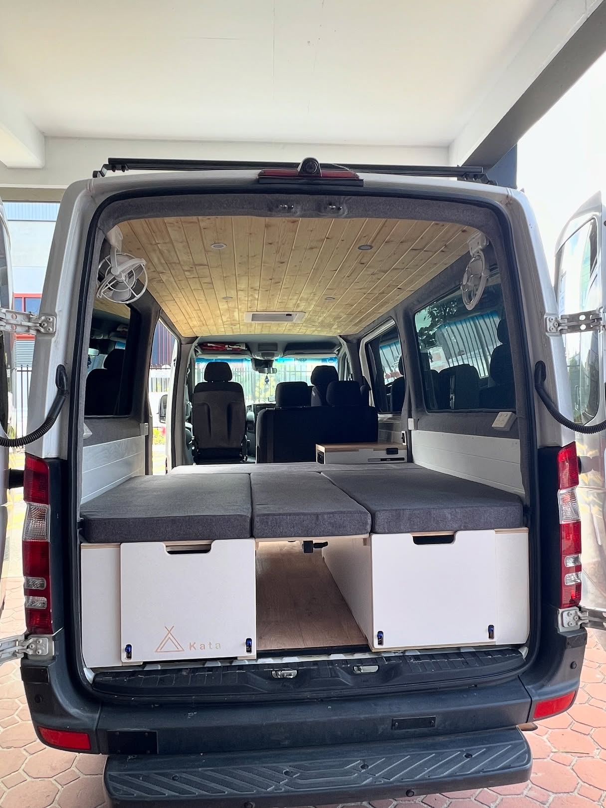 Mercedes Benz Sprinter H316β
VanBox LWB with Lagun Table (410mm height)
Custom L-shape bed: 1700mm (fridge side) / 1900mm (passenger side)
Fridge cabinet built to fit Dometic NRX 60C (internal)
Sandy Oak benchtop
White laminated cabinetry
Dedicated space for a BLUETTI portable power station
Designed for comfort, flow + maximum storage.
#katasprinter #sprintercampervans #mercedezbenz