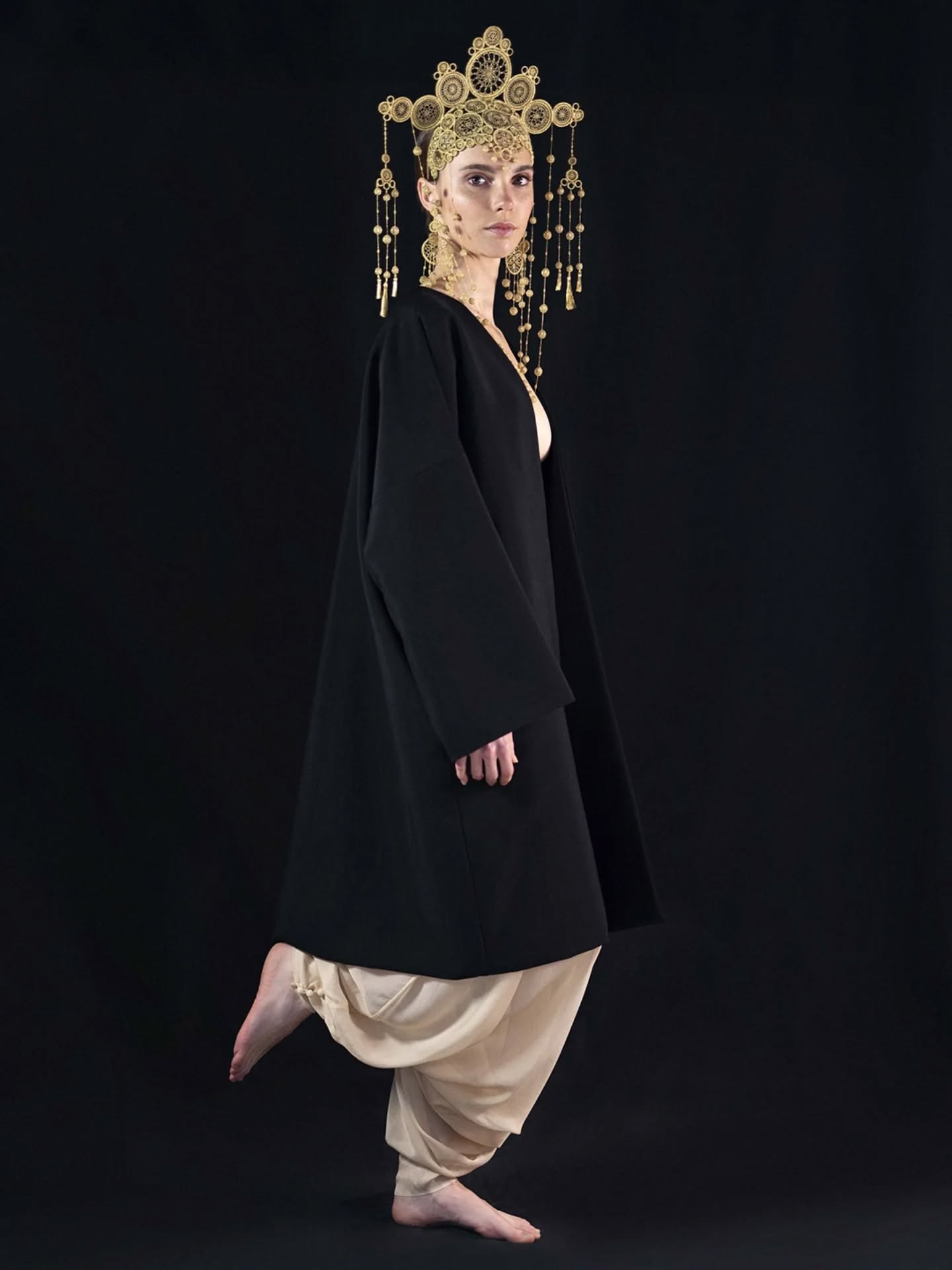 EL TIEMPO COMO ACTO DE INSUMISIÓN
Nos enseñaron a mirar el reloj como si fuera un enemigo.
A correr para existir.
A producir para valer.
Porque antes el tiempo no era algo que se perdía, se compartía.
Entre generaciones, entre mujeres que trabajaban en comunidad, entre saberes que pasaban de mano en mano y herramientas que guardaban la huella de quienes las usaron antes.
El capitalismo nos cambió el pulso y nos puso un cronómetro en el pecho.
Pero yo quiero hacer artesanía, la de verdad, la que sostiene historias, saberes y memoria. No quiero correr, quiero seguir creando despacio, conscientemente, desde el respeto a la tierra, a las personas, la historia y a mí misma.
No es ineficiencia, es un recordatorio de que lo valioso no se produce, se cultiva.
Por eso, para mí, el tiempo es una forma de resistencia.
Un territorio propio, casi sagrado.
Una manera de decir: “No voy a acelerar mis ritmos para encajar en un lugar que no fue pensado para mí”.
Porque el tiempo no es un problema, es una celebración.
Es mi forma de decir:
“No soy una máquina.
Soy alma.
Soy memoria.
Soy oficio.”
Portada:
Fotografía: @adrianamartiphoto
Modelo: @sgdios
MUAH: @susanapenamua
Piezas Artesanales y ropa: @luciadegustin
Estilismo: @_lu_deg
#artesaniacontemporanea
#luxurycraftsmanship #crochet #historiasconalma
#guardianasdehistorias #luciadegustin