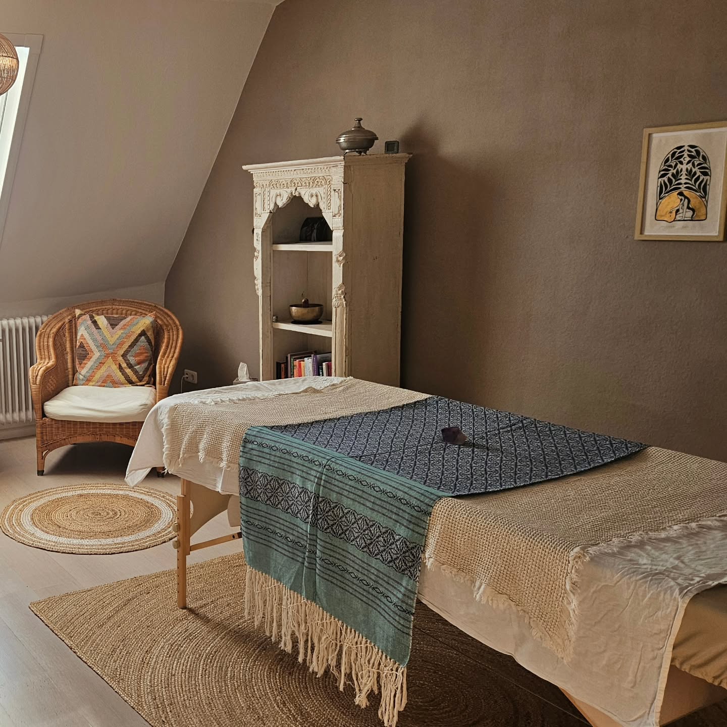 Ich liebe die Vorbereitung und Einstimmung auf meine Termine für meine Frauen 💜
Die Energie beginnt schon lange vorher zu fließen ..
💫wenn ich Blüten und Kräuter für medizinierte Öle, Tees und Anwendungen sammle und trockne
💫Wenn ich Kräuterstempel und Öle fürden Termin vorbereite
💫Wenn ich den Raum bereite und mich energetisch einstimme
Bis ich dir mit einem Lächeln die Tür öffne und du vielleicht spüren kannst wieviel mehr schon da ist. Du dich tief entspannen und hingeben kannst für heilsame Berührung und tiefe Verbindung mit dir selbst
Im Wochenbett darf diese Energie natürlich auch bei dir zu Hause fließen und ich komme dich in den ersten Wochen der heiligen Zeit bei dir besuchen.
🧡
#Postpartumdoula #frauenbegleiterin
#raumhüterin #Ayurvedamassage #wochenbettmassage #energetischesheilen
#wochenbettbegleitung #blessingway #closingthebones