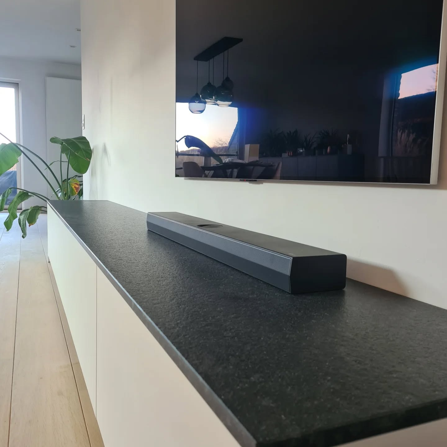 Realisatie van een tv wand met poederlak deuren en afgewerkt met een graniet blad. Deze tv kasten zijn praktisch in gebruik dankzij lades met duwsysteem. De kabels voor de tv werden ingewerkt in de muur met een kabelgoot en nadien gepleisterd.
#tvdesign #tvkast #tvkastopmaat #kasten #kastenwand #kastenopmaat #graniet