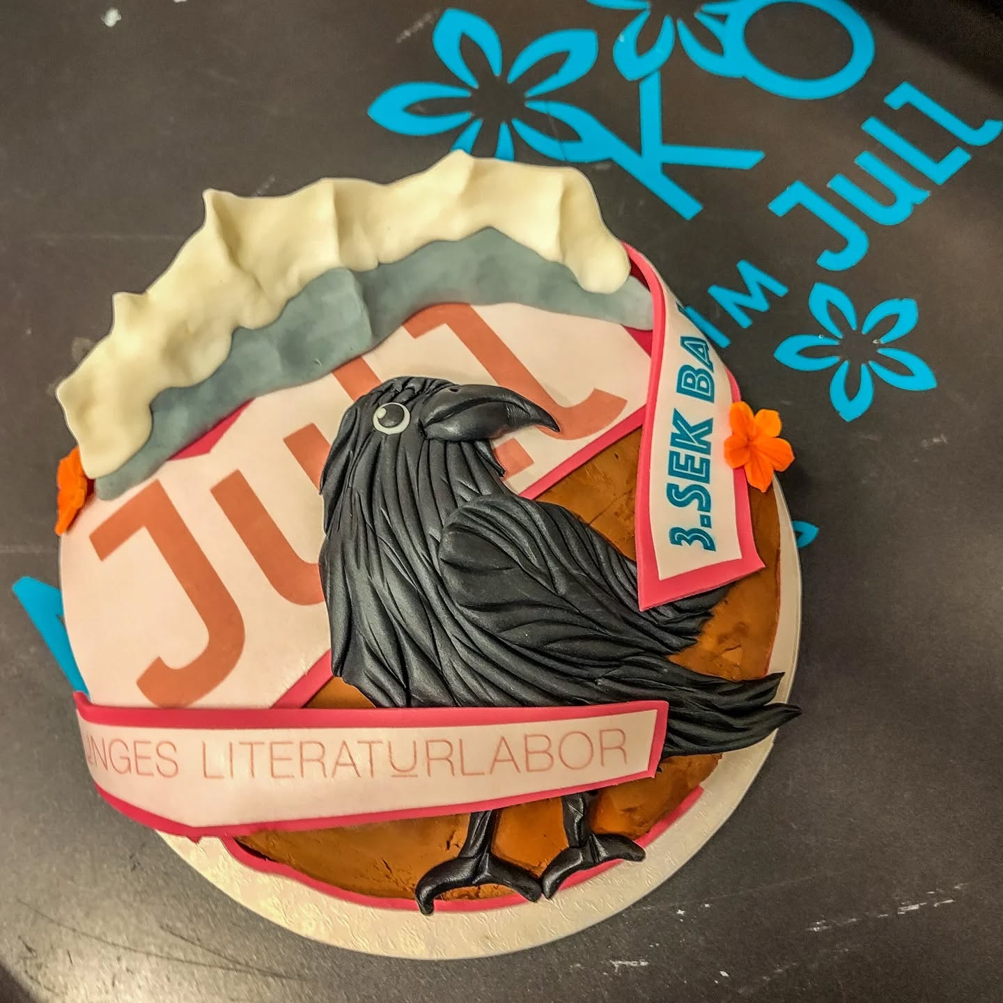 Die neuste Jull #Romantorte für schreibende Jugendliche der Schule #liguster , gecoacht von #MoniqueSchwitter
Produziert by. @hellomiyuko
Artwork von Theres 😎
Vielen Dank!
#schuleliguster