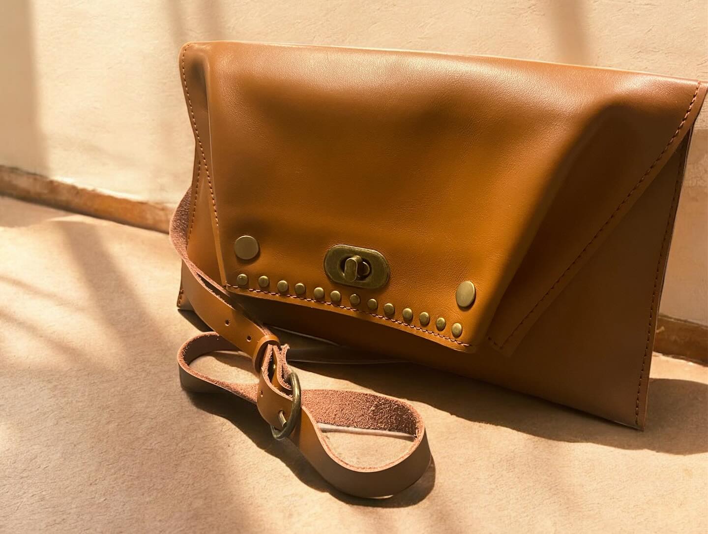 Pochette en cuir nappa doublée chèvre noir, bandoulière façon besace amovible.
#maroquinerie #sac #besace #pochette #clutchbag #clutchpurse