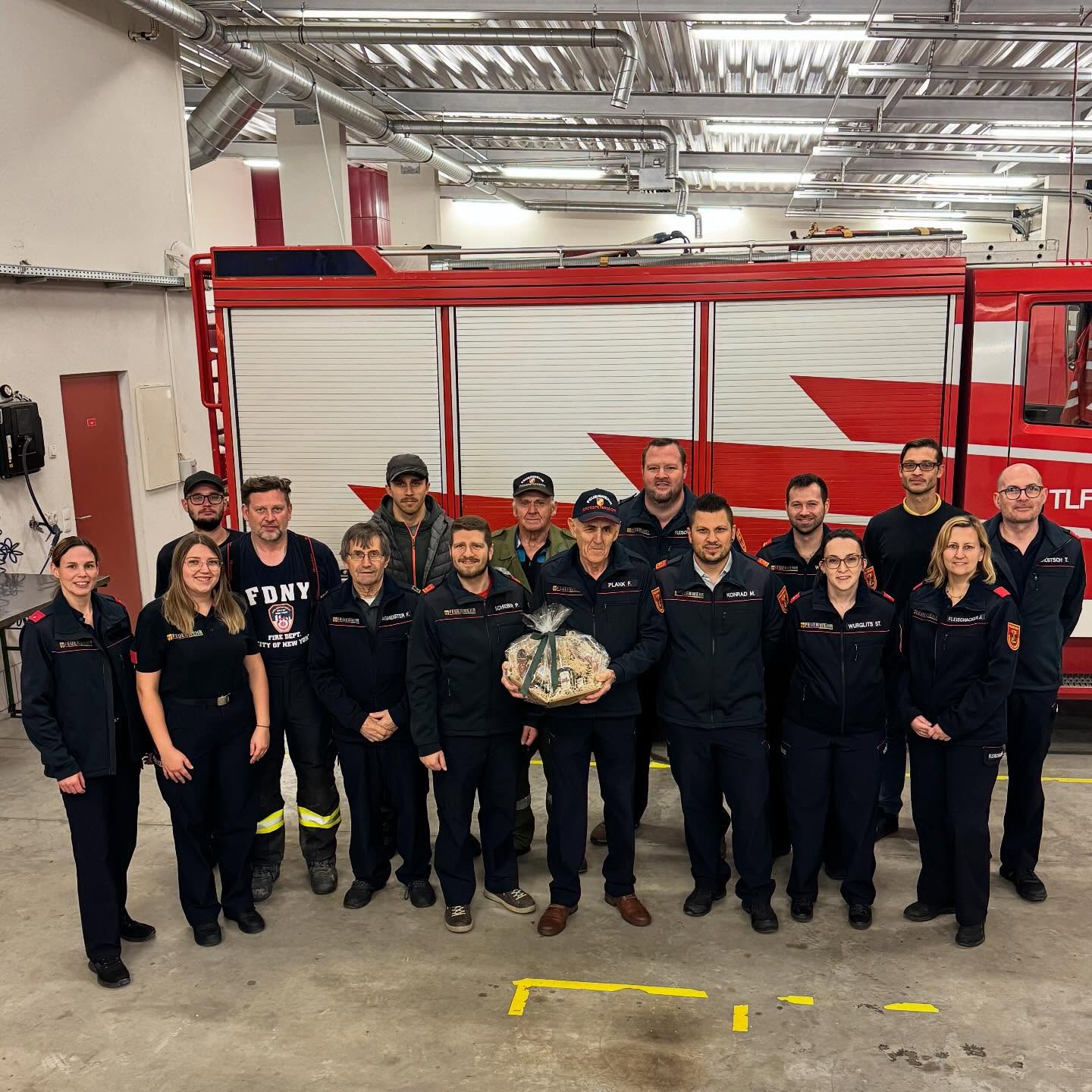 Die herzlichsten Gratulationen 🚒🎁💐 zum 70. Geburtstag ergehen hiermit gerne nochmals an unseren langjährigen, immer noch sehr aktiven und engagierten Kameraden Friedrich „Fritz“ PLANK!
Alles Gute und DANKE 🙏 für die vorzügliche Einladung zu „Speis und Trank“ sowie die unzähligen Sorten Mehlspeise! Alles Gute 🍀 nochmals von der FF GROSSPETERSDORF!
(c) SJF