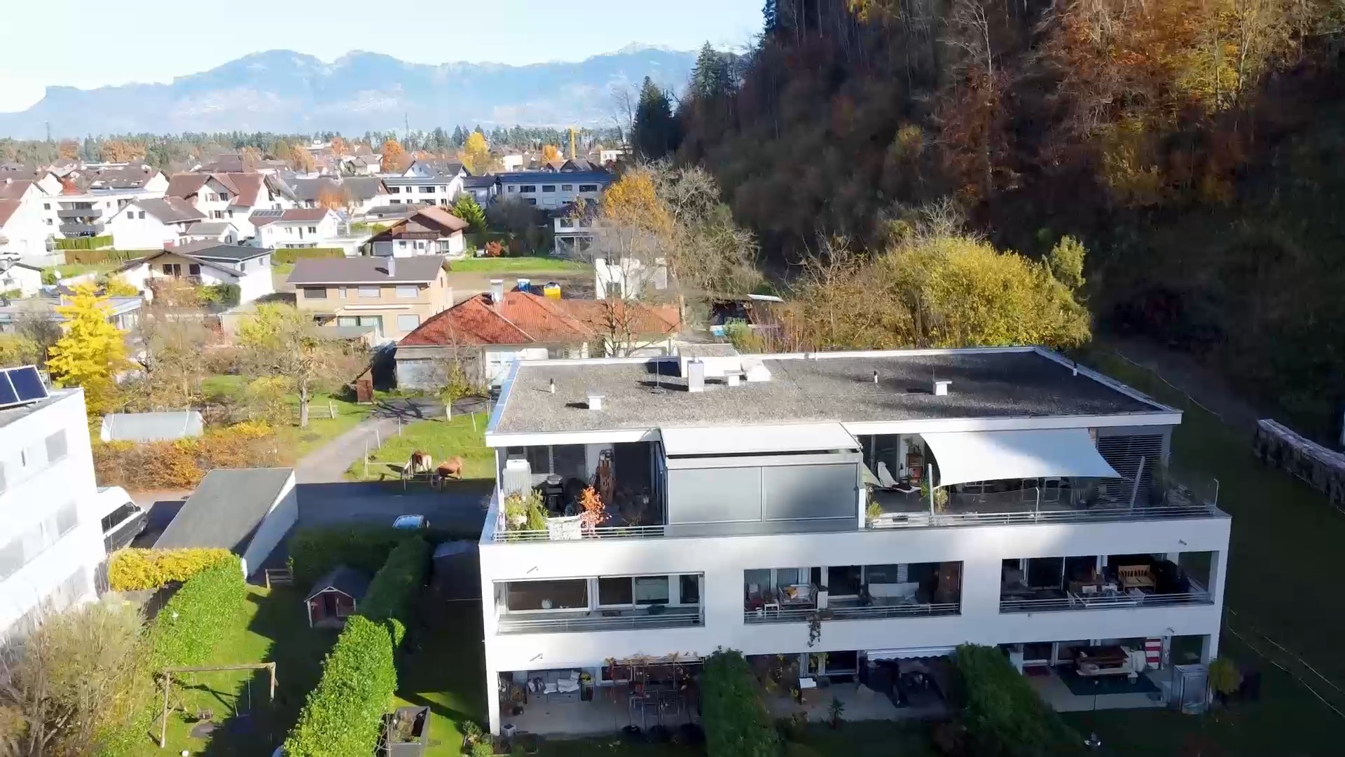 🏡 Moderne 3-Zimmerwohnung in Feldkirch-Nofels zu verkaufen! 🌟
✨ Highlights:
77 m² Wohnfläche, 3 Zimmer
Offener Wohn-Ess-Kochbereich mit Zugang zur 18 m² Terrasse
2 Schlafzimmer, modernes Bad, separates WC
Kellerabteil & Tiefgaragenplatz
Erdwärme & Fußbodenheizung für ideales Klima
🌿 Top-Lage:
Ruhig, aber zentral: 3 km ins Stadtzentrum, 200 m zur Bushaltestelle
Nähe zu Wander- und Radwegen, 1 km zur Ill
Perfekt für Pendler, nur 3 km zur Grenze nach Liechtenstein
Ideal für Naturliebhaber und Stadtgenießer! 🏡✨
📞 Melde dich für weitere Infos oder eine Besichtigung!
Nico Troy direkt ☎+43 664 8247126 📨nico.troy@bb-immobilien.at 🌏https://www.bb-immobilien.at/eigentumswhg/bb-25-01078
#immobilien #realestate #investment #vorarlberg #immobilienvorarlberg #feldkirch #eigentumswohnung #wohneigentum #eigenheim #wohnungkaufen #rheintal