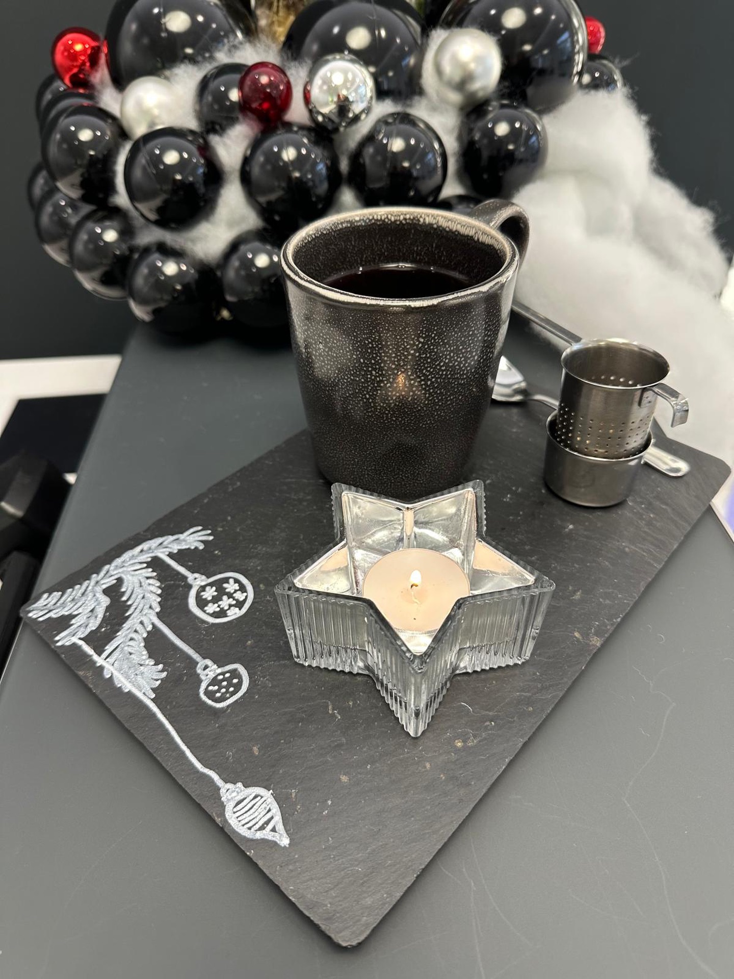 💫 Unser Signature-Moment im Dezember: Weihnachtstee im Black & White Salon.
Du kommst für den Schnitt, bleibst aber für den Vibe.
Mit Gewürzen, Orangen & der richtigen Dosis Entschleunigung. Weil gute Beratung Zeit verdient.
📍 Komm rein, geniess den Moment: www.blackandwhite.ch
#WeihnachtenInZürich #blackandwhitehairstyling