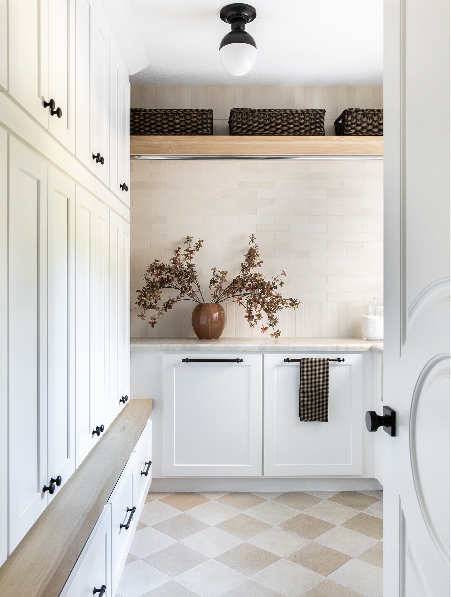 Our Maple Street project is live on the blog! Head to the site for more photos of this happy family home! 🤍
Photos @kaylabowenphotography
General Contractor @vegasremodelsllc