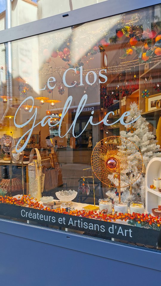 Des petits trésors et des idées lumineuses✨ ✨Notre boutique se pare de lumières et de couleurs chaleureuses pour vous accompagner jusqu'aux fêtes de fin d'année !
✨ De belles idées cadeaux vous attendent, des créations artisanales et locales, des pièces uniques originales ou des petites séries pour tous les budgets !
✨Pour la maison, la décoration, les beaux objets pour embellir le quotidien : @aline.thibault @laureprin @manonescalle @boutiquecreaflo @lalanguochat @dyanekza @insta_iandg @ecrincoton @vannerie.nomade @handwood_shop @atelierdumirabellier @atelierduRonsier
✨Des arts graphiques : peintures, photographies.. @clotildevalentin @dominiqueb.photographe
✨Une sélection de bijoux, textiles ou accessoires
@celine_creation_bijoux @atelieramabilis @le_mohair_de_saint_joseph @angeliquezrakcreation @lm_design_textile @pixie_cuir
Une vingtaine de talents, artisans d'art et créateurs sont réunis au Clos Gallice en exposition temporaire ou permanente.
Notre équipe vous accueille chaque jour pour votre visite !
.
@leclosgallice 20 rue de la Juiverie Epernay
Mar au Sam 10h30-19h Dim 9h30-12h30
.
.
Au plaisir de partager nos métiers et nos passions avec vous !
.
.
.
.
#leclosgallice #epernay #marne #artisanat #artisans #metiersdart #cadeau #collectif #association #boutiquedecreateurs #dreamteam #conceptstore
