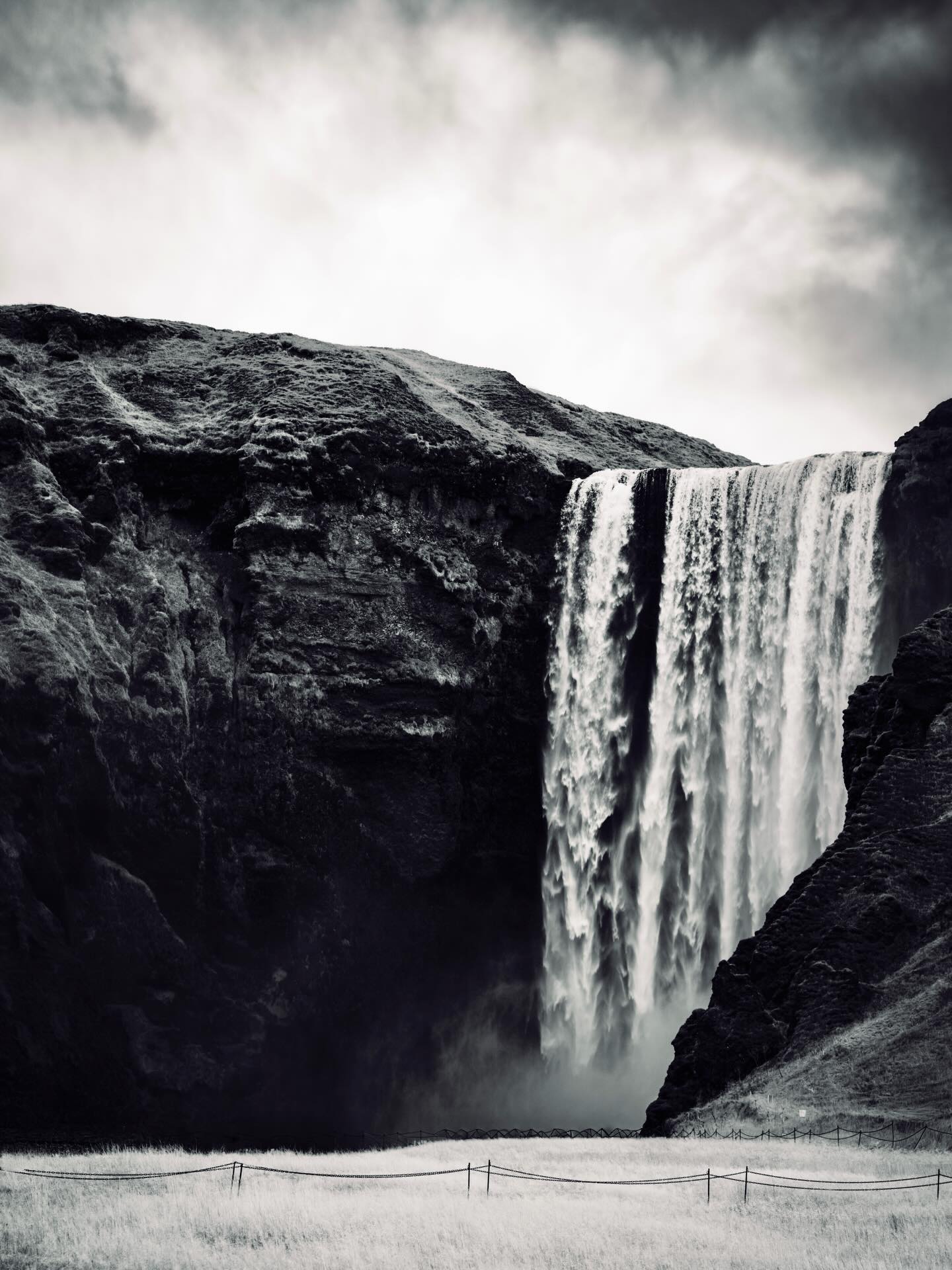Il y a des endroits dont je ne me lasse jamais. L’Islande en fait partie. J’ai beau connaître ces lieux, ils me subjuguent à chaque fois.
Comme ici, Skógafoss. Même s’il y a de plus en plus de monde sur le site, cette cascade est toujours aussi impressionnante. Je vous recommande d’ailleurs de monter les marches et de faire une partie du sentier qui, si vous avez soif d’aventures, peut vous emmener jusqu’au nord du pays.
#travel #iceland #skogafoss
