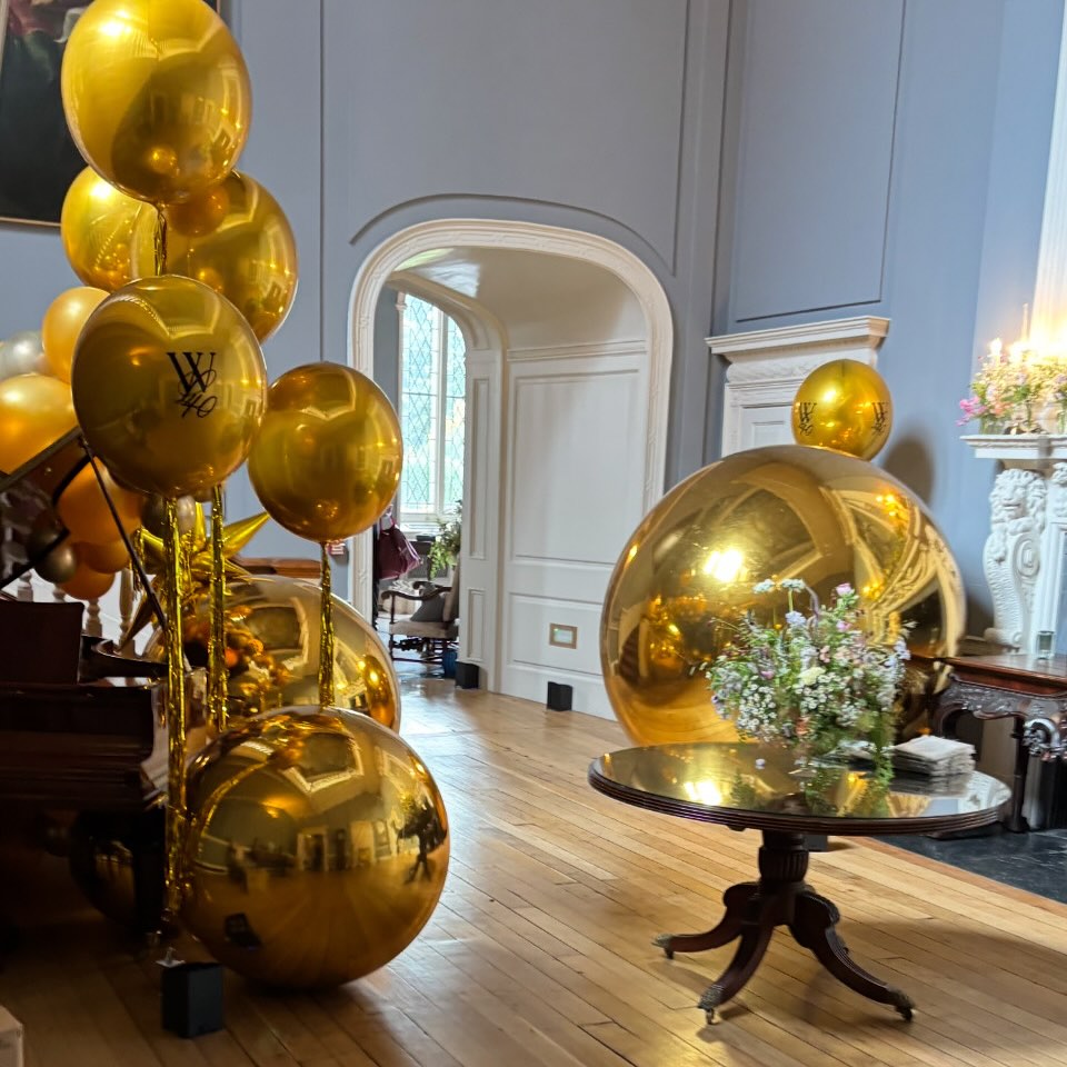 Make a giant impact with our ginormous glossy globes @bespokeballoons.ie