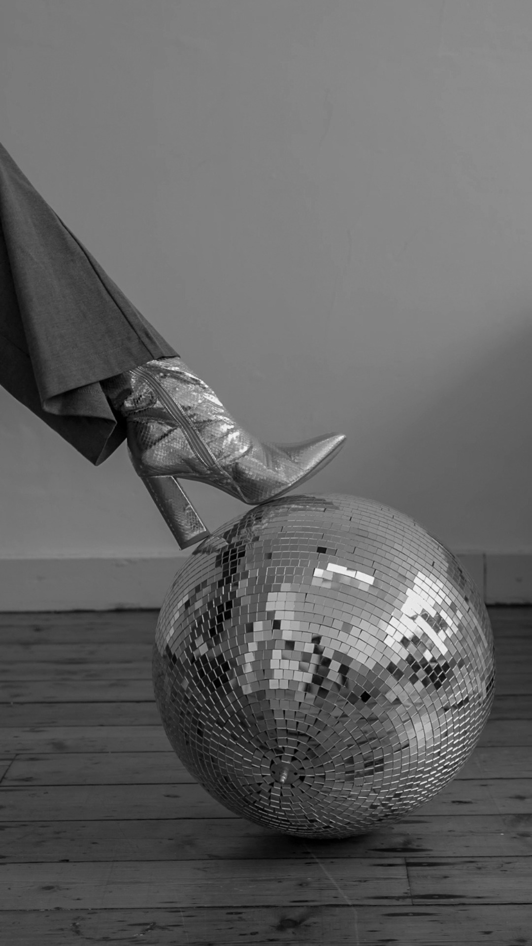 Dit is wat ik zou doen ↓
Als ik vandaag opnieuw zou beginnen met mijn merk, zou ik het helemaal anders aanpakken. Minder vanuit “wat hoort”, meer vanuit “wat klopt”.
Er zijn zoveel dingen die ik toen deed omdat ik dacht dat het zo moest, terwijl ze me eigenlijk alleen verder van mezelf brachten.
Dit is wat ik nu wél zou doen.
1️⃣ Ik zou eerst helder krijgen wie ik wil aantrekken — en wie niet.
Niet iedereen moet mijn klant zijn. Pas toen ik dat begon te begrijpen, kreeg mijn merk ademruimte. Echte helderheid over doelgroep en energie maakt elke beslissing lichter: van je aanbod tot je communicatie.
2️⃣ Ik zou niet wachten tot alles ‘klaar’ is.
Perfectie vertraagt. De meeste doorbraken kwamen pas toen ik durfde delen wat nog in wording was. Een merk groeit niet door controle, maar door consistentie.
3️⃣ Ik zou mijn merk bouwen op mijn energie, niet op mijn agenda.
Vroeger werkte ik op het ritme van anderen — vandaag op mijn eigen flow. Dat is geen luxe, dat is duurzaamheid. Wie opbrandt, kan geen merk dragen.
4️⃣ Ik zou technologie meer en sneller inzetten als ondersteuning.
AI, systemen, automatisatie — ze zijn er om tijd te winnen, ik zou het sneller door een expert laten op mijn business. Een goed afgestemde tool is krachtiger dan vijf losse experimenten.
5️⃣ Ik zou mijn merk zien als iets levends, niet als iets vast.
Je merk is geen eindpunt, het is een traject. Zolang jij evolueert, doet je merk dat mee. Dat besef haalt de druk eraf en brengt de creativiteit terug.
Ik denk dat dat het grootste verschil is: vroeger wilde ik juist bouwen, nu wil ik oprecht bouwen. En dat voelt lichter, eerlijker en veel meer als mezelf.
Wilt ge ook eens op die resetknop van uw merk duwen? Even hertekenen. Herdenken. En alles terug op de juiste beat zetten? Laat ons mee draaien aan uw nieuwe setlist — ontdek The Brand Mixtape (link in bio). 📼