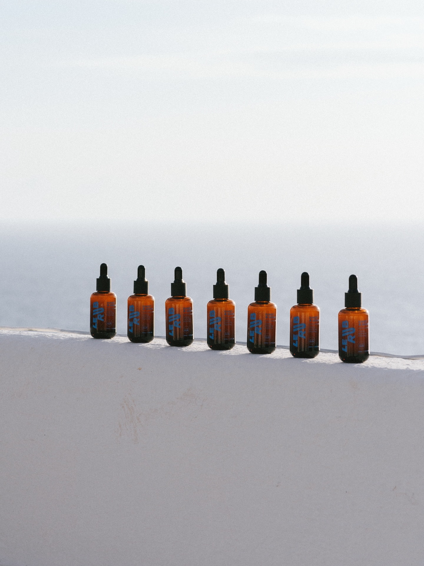 Das Sunset Serum @lerubsuncare ist eine wunderbare Pflege fĂźr trockene Haut â nicht nur im Sommer. Es beruhigt, regeneriert und stärkt die natĂźrlichen Abwehrkräfte deiner Haut. Das HerzstĂźck bildet ein kraftvoller Pflanzenkomplex aus sizilianischen Kaktusfeigen, Myrte, Mastix, Gurken- und Aprikosenextrakt sowie Lycopin aus der Schale italienischer Tomaten. Diese bewährten Inhaltsstoffe wirken entzĂźndungshemmend, beruhigen die Haut, reduzieren RĂśtungen und kurbeln den Heilungsprozess an.
Das enthaltene Vitamin C unterstĂźtzt und erhĂśht den Schutz vor Sonnenschäden. Somit eignet es sich auch bestens zur Pflege tagsĂźber unter dem Sonnenschutz. Ich mische es â wie fast alle Seren â mit 2-3 Tropfen eines passenden GesichtsĂśls. Mag es gerade sehr, auch den erfrischenden Duft.
⢠nachhaltig hergestellt in Italien
⢠lokal bezogene Inhaltsstoffe
⢠frei von Duftstoffen
⢠fßr alle Hauttypen, auch empfindliche Haut
⢠dermatologisch getestet
⢠Verpackung aus nachhaltigen Materialien
⢠vegan
ă°ď¸
The Sunset Serum @lerubsuncare is a wonderful treatment for dry skin â not only in summer. It soothes, regenerates, and strengthens your skinâs natural defenses. At its heart is a powerful botanical complex of sicilian prickly pear, myrtle, mastic, cucumber and apricot extracts as well as lycopene from italian tomato skin. These proven ingredients have anti-inflammatory properties, calm the skin, reduce redness, and boost the healing process.
The vitamin C enhances protection against sun damage. Therefore, itâs also perfect as a support under your sunscreen. I mix it â like almost all serums â with 2-3 drops of a suitable facial oil. Really love this at the moment, including the refreshing scent.
.
.
.
#lerub #consciousskincare #healthyingredients #locallyproducedinitaly #vitaminc #kehoni #naturalforskinandsoul