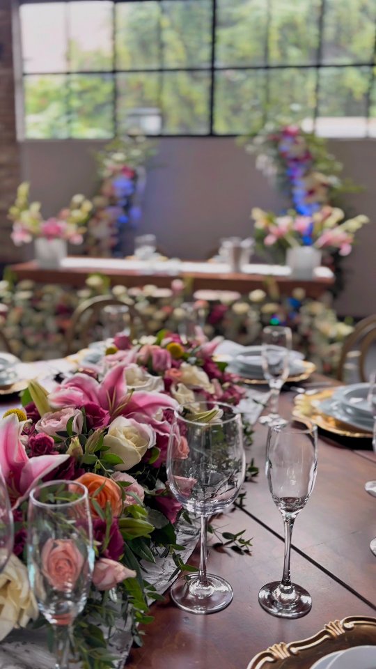 Este es el resultado cuando un sueño se vuelve atmósfera y un “sí, acepto” se convierte en experiencia.
Porque las flores no solo decoran… las flores cuentan la historia.
¿Te gustaría que tu boda se vea así de impecable? ✨
Escríbeme y diseñemos tu día perfecto. 💌
#WeddingInspo #BodasCDMX #WeddingFlowers #FloralDesign #WeddingDecor #Bodas2025 #ReelsViral #FloristaCDMX #WeddingPlannerMexico #DecoracionDeBodas #LuxuryWeddings #FlorilegioMX