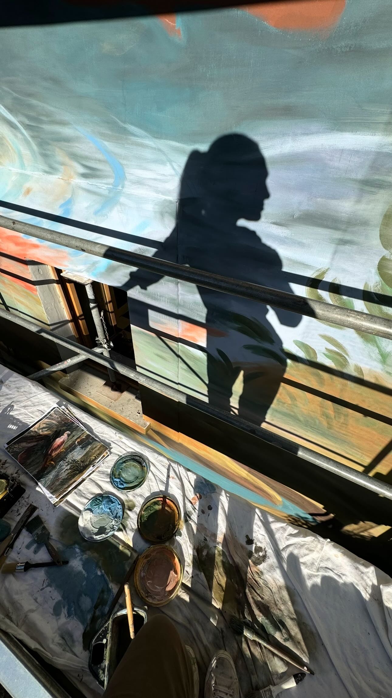 Clap de fin pour la première fresque du parcours, inspirée du patrimoine textile local
Août 2025 – Aubusson (Creuse)
Projet porté par @lesfresquessauvages, en collaboration avec @delphine.ciavaldini, initié par elle-même, avec le soutien de la Ville d’Aubusson
Interprétation contemporaine d’un carton de tapisserie du XIXe siècle, mêlant tradition et liberté picturale.
ou : Première fresque du parcours mural “Les Fresques Sauvages”, inspirée du patrimoine textile local.
Crédits vidéo @rid_prod
Visuels issus de détails de cartons de tapisseries, courtoisie du Musée du Carton de Tapisserie d’Aubusson @cartonsanciens_chantalchirac @am_carta_aubusson
#MuseeDuCarton #Aubusson #Patrimoine #Fresque #LesFresquesSauvages #Peinture #Façade #ArtLife #Painting