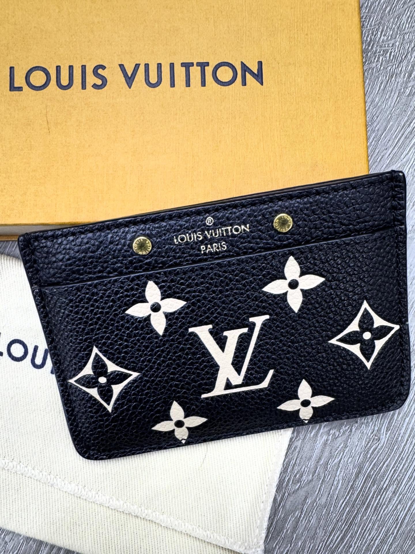 ✨Fresh drop! ✨
This Louis Vuitton Monogram Card Holder is the perfect statement accessory — compact, stylish, and iconic. Stop on by today to take a look, new items in everyday!