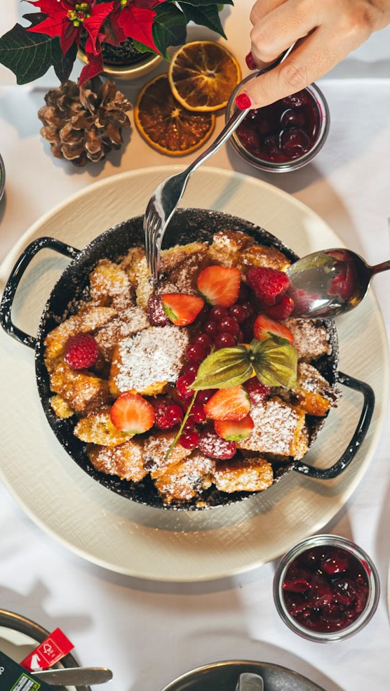 Butter oder Öl? 🤔 Wir haben Andi gefragt und die Antwort ist eindeutig: Wenn’s ums Braten geht: immer Butter. 🤌🏻🧈
#SchlossSchönbrunn #kochen #Restaurant #RestaurantWien #Wien #WienerKüche #AndiWojta