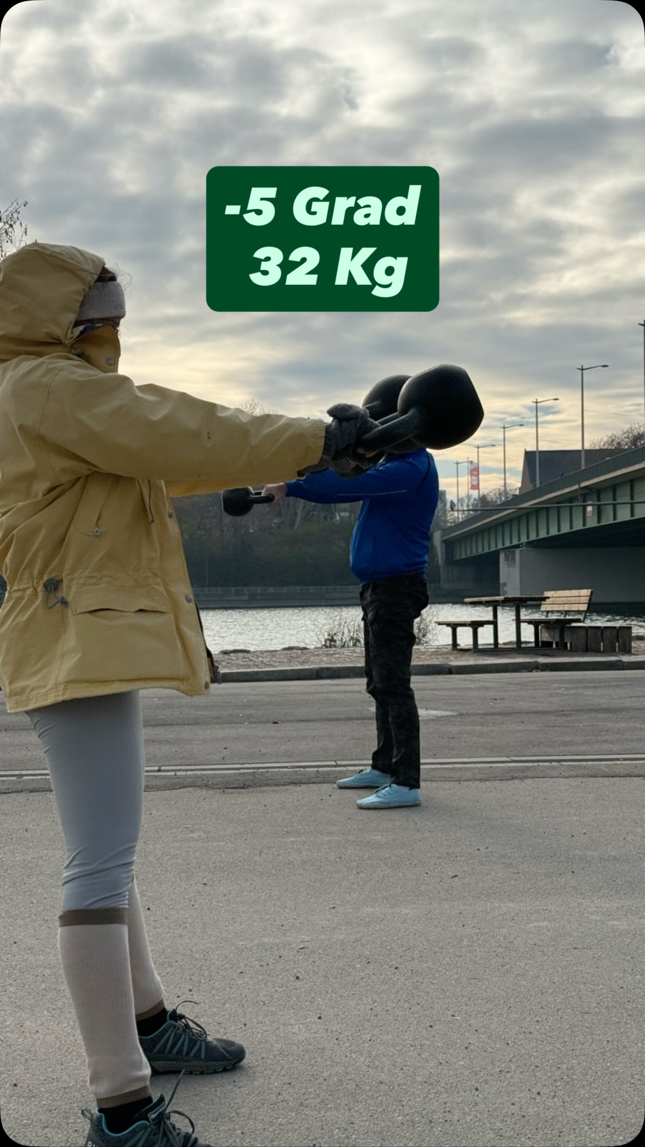 Training bei –5 °C ❄️
32-kg-Kettlebell 🏋️♂️
Starke Teilnehmer, starke Technik ✅
Saubere Front Squats 🦵, kraftvolle Cleans 💥, stabile Presses und dynamische Swings 🔥 – genau die Kombination, die warm hält, wenn alles um dich herum friert.
Draußen. Fokus. Kraft.
Für ein starkes Leben. 💪🔥.
Starkes Training, das dich weiterbringt.
Kostenloses Probetraining unter:
👉 https://www.athletic-strength-heidelberg.de/probetraining
#FürEinStarkesLeben #AthleticStrengthHeidelberg #KettlebellTraining #OutdoorWorkout #FunctionalTraining #StrongFirst #StrongEndurance #StrongFirstGermany #AGT #StrengthAndConditioning #FitnessHeidelberg #GesundStarkNachhaltig #Resilienz #Mobilität #EnergiePur #StrongWorkout #HeavyBellsStrongSound #MarshallSound #SignatureSound #TrainHardStayStrong