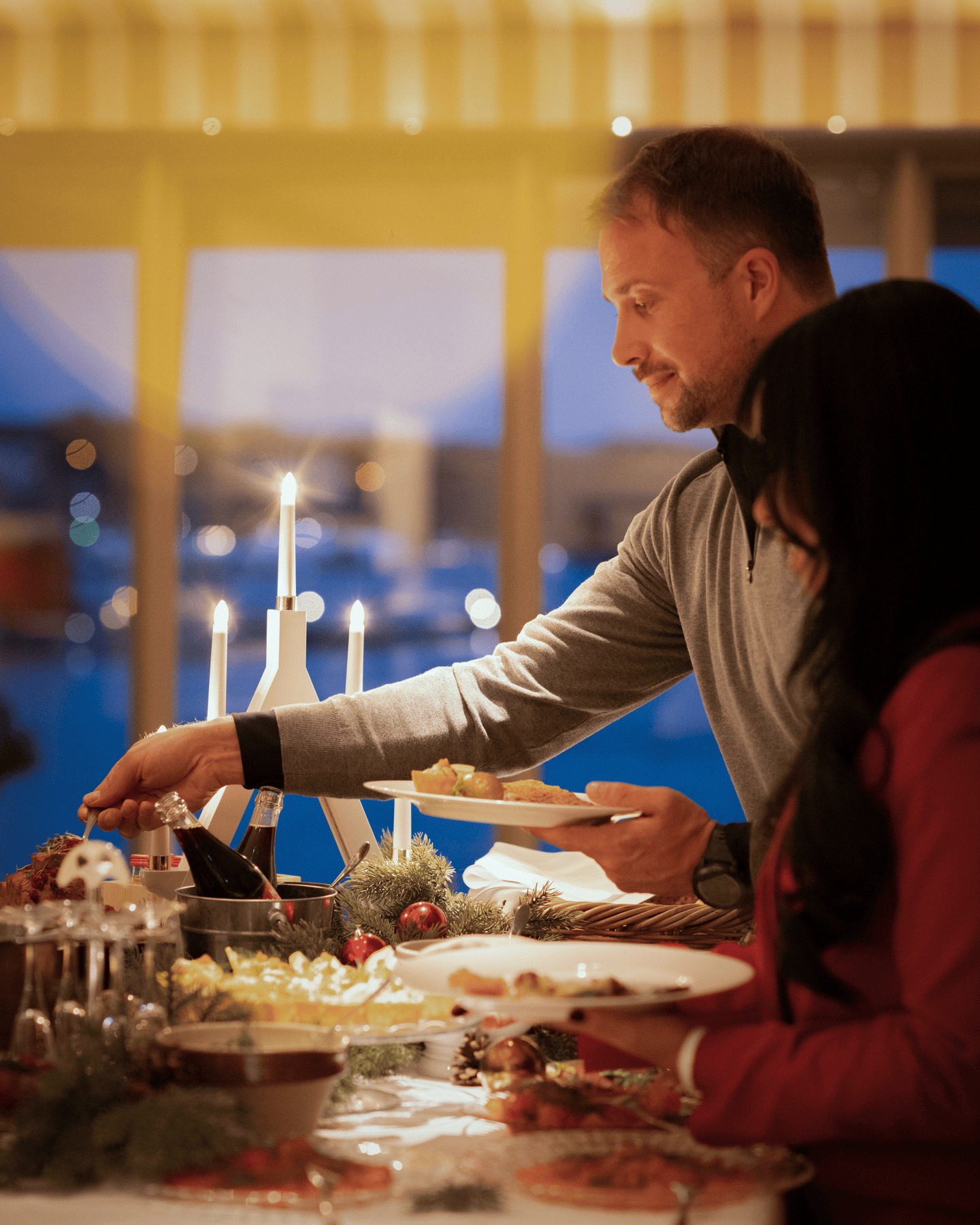 Snart är året slut men det finns fortfarande mycket att se fram emot 👀
Från 26 november serveras ett maffigt julbord med alla klassiska favoriter. Ta med familj, vänner, eller kollegor och plocka på er av julens bästa! 🍽️
På både 28 november, 5 december och 10 december bjuder vi även på livemusik mellan borden. Vill du med på festen? Se till att boka bord på ett av dessa datum! 🎵
Boka via vår hemsida (länk i bio)!