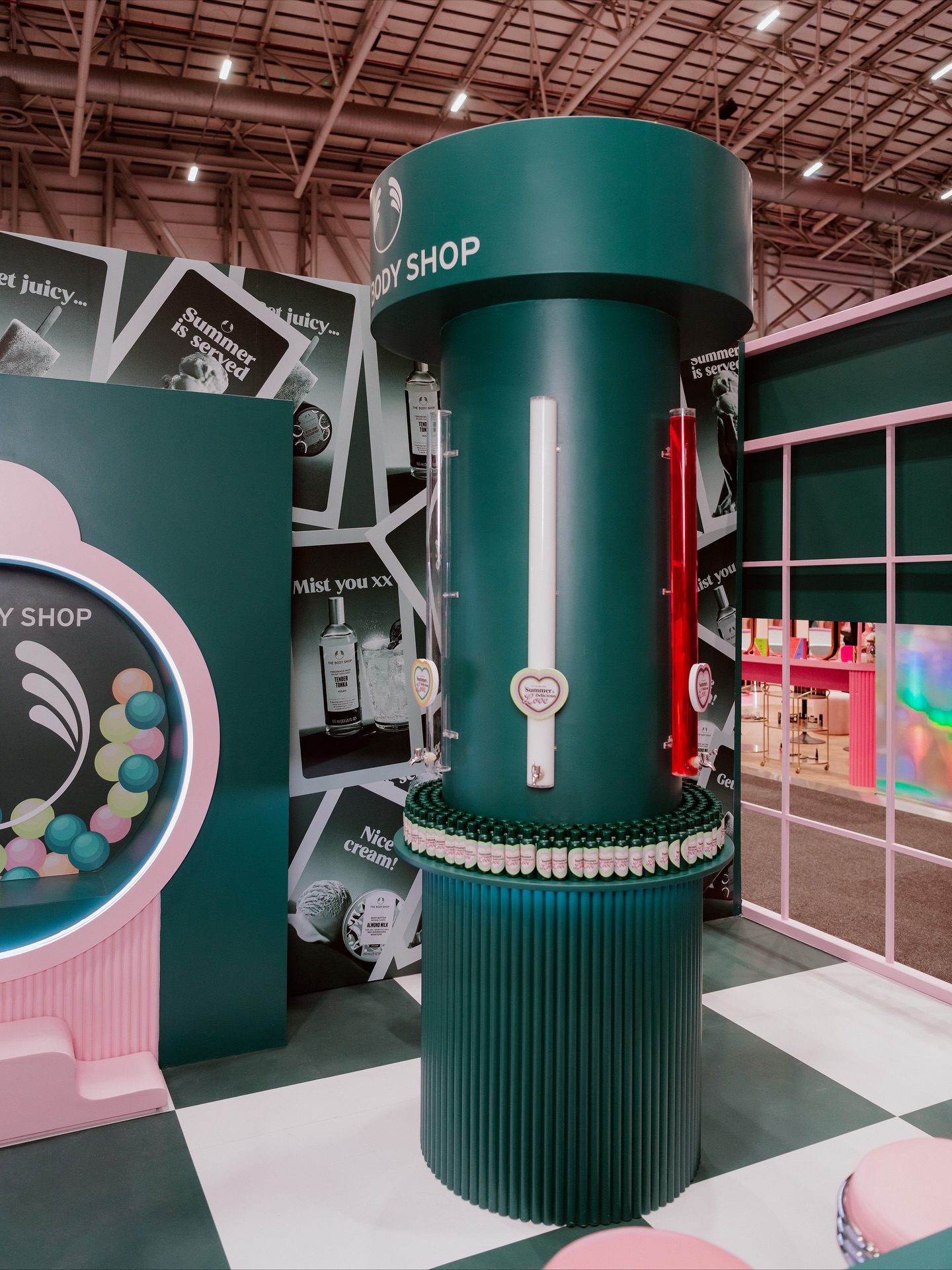 ✨ Where nostalgia meets modern glow✨
Designed for this year’s @thebodyshopsouthafrica @clicks_sa Beauty Playground, this pastel-striped heaven came complete with chrome-kissed bar stools, a retro photo moment, and a custom dispensary serving up your favourite soaps and lotions!
Bold, nostalgic, and built to turn heads at every angle 💙
#thebodyshopsa #thebodyshop #tbsdinerbar #clicksbeautyplayground #happinestcustom #happinest #madeyoulook #custombuild #customdisplay #customstand #expoexcellence #expostand #awardwinning #expovibe #brandactivation #expoexcellence #visualmerchandising #capetowncustom #photomoment #brandelements #display #custombackground #customdisplay #memorablemarketing #impactfuldesign