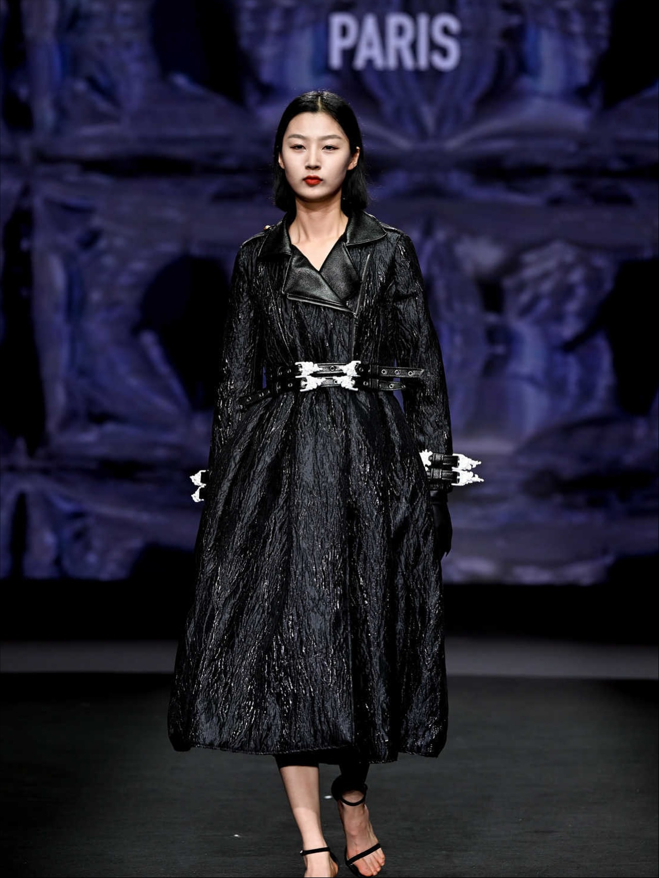 What an amazing experience in Keqiao, Shaoxing in China 🇨🇳✨❤️ #keqiaofashionweek
.
Thank you so much @agence_aube, Lin @lin_phot , Sonia and Ke for the invitation, but also for your kindness, excellence and professionalism 🤩 it was an honor to create a new collection with all the amazing fabrics from Chinese factories.
.
Thank you to my team for help me create this collection
I created a collection in one month with a new thematic : The illusion palace
Inspired by abandoned amusement parks and the world of the Hall of Mirrors, the Palais des Illusions collection explores the boundary between dream and distortion.
Silhouettes unfold like a gallery of fractured reflections: black-and-white checkerboards, baroque moldings, golden lines, cracked mirrors, and 3D textures intertwine in a play of shadow and light.
The garments shows the decadence of a ball frozen in time — between opulence and disarray.
Rigid corsets, sculptural jackets with horns, body-shaping jumpsuits, and metallic accessories give the illusion of a world where reality bends and transforms.
A duality runs through the collection — angel and demon, desire and purity, masquerade and truth.
Each piece acts as a distorting mirror, revealing the uncanny beauty of the illusions we choose to inhabit.
.
#fashion #china #keqiao #romainthevenin #fabulous #trip #designer #excellence