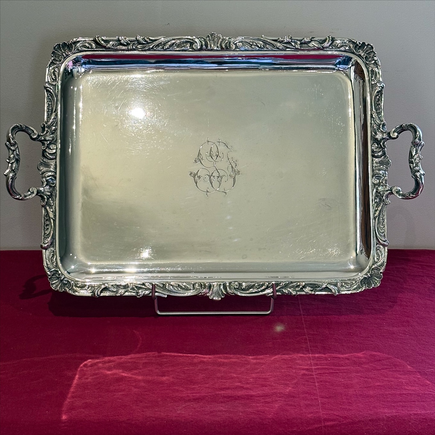 Superbe plateau en métal argenté de la prestigieuse maison Ercuis .
Modèle XIX eme un joli décor à la ceinture de feuillages et palmettes vers 1890.
Au centre un fin monogramme GJ .
Longueur de anses à anses : 53 cm
Dimensions plateau : 45 x 36 cm
Poids : 2kg720
En bel état pas de manque d’argenture , belle brillance , infimes rayures et traces d’usage .
Une très jolie pièce de qualité , marqué au revers Ercuis et poinçon du maître orfèvre OE (orfèvrerie Ercuis ) au centaure .
🛒 prix et disponibilité dans la boutique en ligne .
#ercuis #plateau #artdelatable #artderecevoir #antiquites #xix #décoration #decorationintérieure #savoirfairefrançais #qualité #misslittlebottle