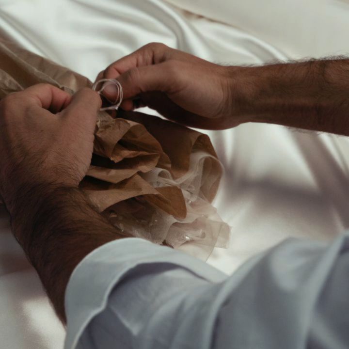 C’è un attimo, nel silenzio del primo sguardo, in cui l’autenticità si riconosce senza bisogno di parole.
Questo abito nasce proprio lì: nella scelta consapevole di essere unici e autentici, di brillare cioè, senza imitare.
Il tessuto gioiello è una pioggia di pietre luminose che accarezza e da luce ad ogni movimento, esprimendo un incredibile allure. Un capolavoro che celebra la preziosità non come ostentazione, ma come dichiarazione di stile.
Per la sposa che non cerca l’abito più classico, ma quello che racconta la sua idea e il suo gusto, senza compromessi.
#atelieraltamoda #sposa2026 #abitodasposa #altasartoria #fattoamano #weddingdress #madeinitaly #weddingrevival #sum #sumiosono #sumatelier #sumdomenicomoschetta
Model: @irene___dp
Hair Stylist: @lequiff
MUA: @lucreziaieva @maximo1971
Jewelry Designer: @spazioleonetti
Event Dresser: @avantarioevents
Music Performer: @trymoon__
Videomaker: @geeanlu