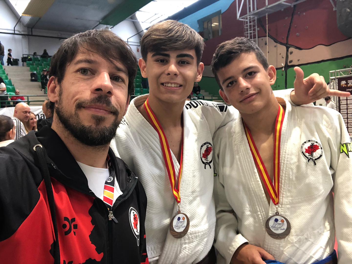 Seguimos sumando experiencias. Hoy en la copa de España Infantil celebrada en Barbastro. Nos traemos dos bronces, Pep en +66, con cuatro combates ganados y uno perdido y Alai en -66, dos ganados de tres. Eric por su parte ha ganado uno de 3 y completa el equipo Joan, que en su primera participación en una copa no ha podido ganar ninguno de los dos que ha disputado
Enhorabuena a todos! No podemos estar más orgullosos
@fajyda
@catiana_fuster_eivissa
@ajeivissa