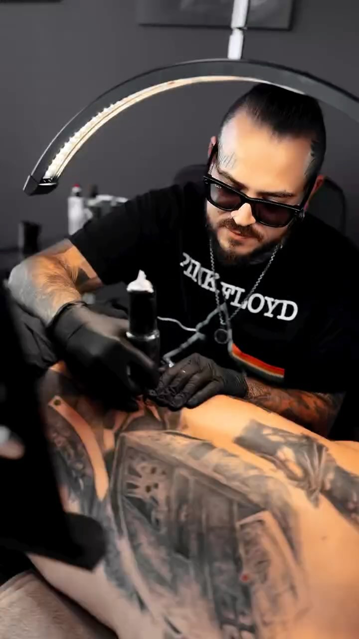 Drei Künstler. Drei Welten. Ein Ziel: Kunst unter die Haut.
⚔️ Alan – Realismus & Ritter
🛡️ Borja – Nordische Wikingerkraft
🐉 Juaki – Japanische Eleganz im Sleeve
Leidenschaft in jeder Linie. 💥
#TattooArt #RealisticTattoo #VikingTattoo #JapaneseTattoo #TattooStudio #TattooArtists#tattooart #realistictattoo #tattoostudio #realismustattoo #tattoo #realismus #tattooinspiration