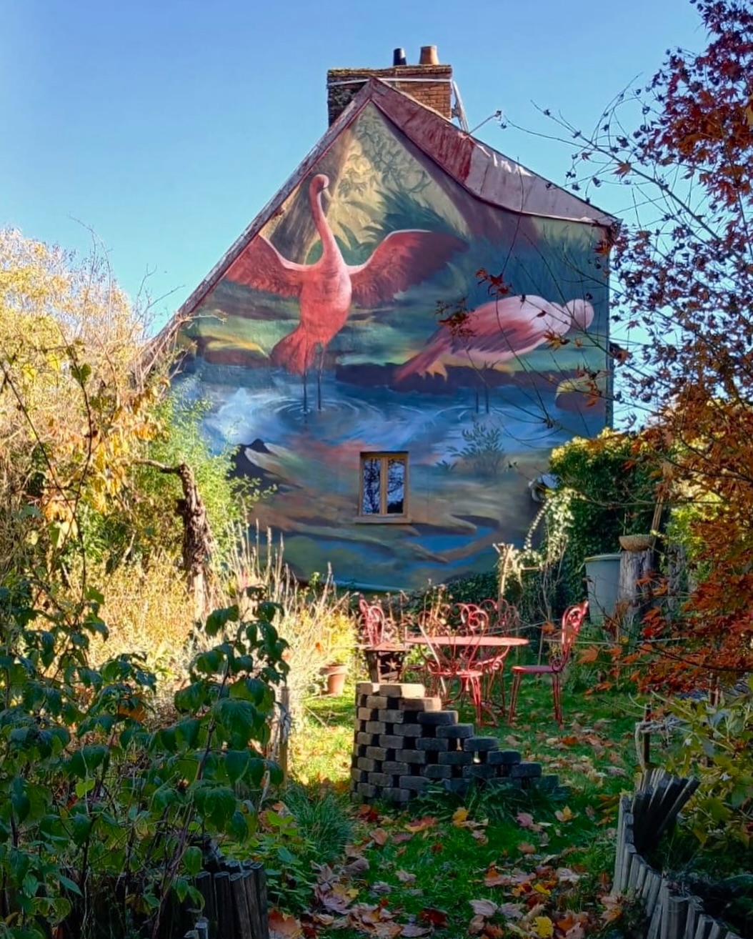 Première fresque du parcours mural « Les Fresques Sauvages » en automne 🍂
Merci @aufrederic pour la photo ✨
Août 2025 – Aubusson (Creuse)
Projet porté par @lesfresquessauvages, en collaboration avec @delphine.ciavaldini, initié par elle-même, avec le soutien de la Ville d’Aubusson
Visuels issus de détails de cartons de tapisseries, courtoisie du Musée du Carton de Tapisserie d’Aubusson
#MuseeDuCarton #Aubusson #Patrimoine #Fresque #LesFresquesSauvages #Peinture #Façade #ArtLife #Painting