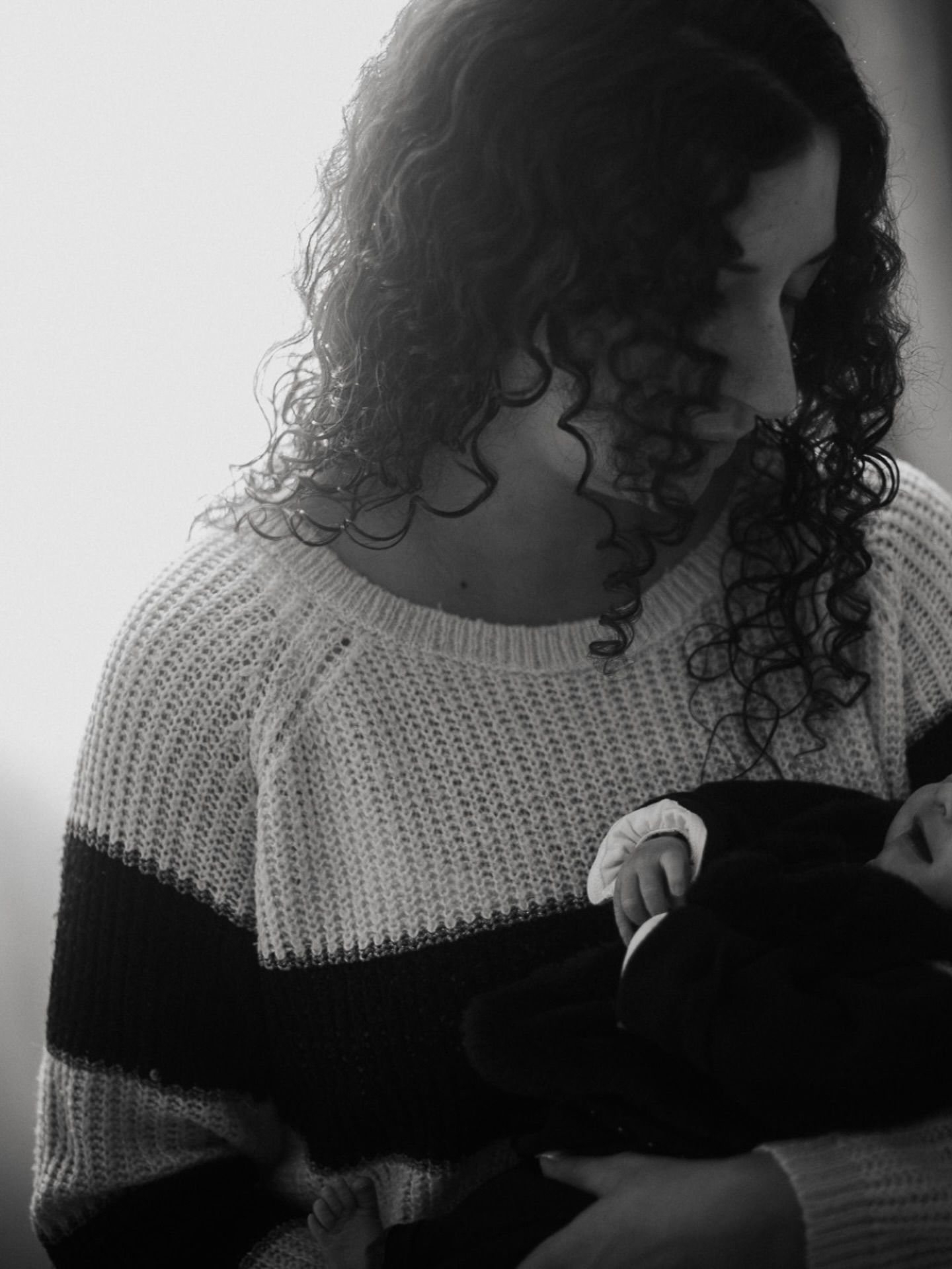 Ce shooting naissance a été rempli d’émotion. Parce qu’il te concerne, toi, avec qui j’ai tout vécu. Parce qu’il la concerne, elle, ta moitié d’une douceur rare. Tu m’as dit, le jour de mon mariage, que quand tu aurais un enfant, la petite peluche Bulbi que tu avais récupérée de moi deviendrait son doudou. C’est exactement ce qui s’est passé. Et je réalise à quel point nos histoires, même les plus petites, finissent toujours par trouver une place. Aujourd’hui, je vous regarde, vous trois, et je comprends que le temps ne détruit rien… Il transforme. Il construit. Il donne un sens à tout. Je suis fier de toi. Fier d’elle. Fier de cette famille qui existe grâce à vous. Et profondément ému d’avoir capté ce moment.
Je vous aime, A&K&L 🤎
#aixenprovence #naissance #shootingnaissance #photographe #dijon