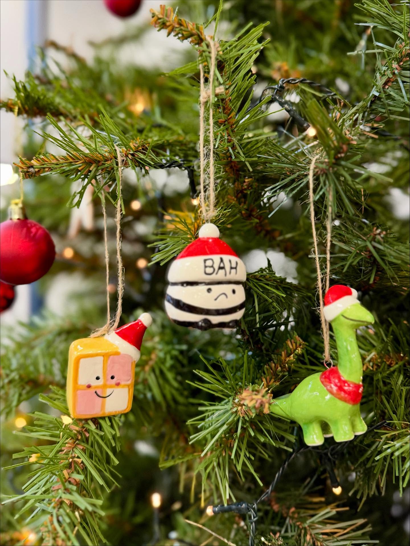 Our best-selling ceramic Xmas decs are back in store this winter🎄🤩
We know a lot of you have a growing collection of these little guys - they are super popular every year! We have some great new additions this winter, including a Xmas dinosaur, a smiling battenberg and the adorable bah-humbug👌
For those of you who have been building up your ceramic Christmas roast dinners, we have some brand new veggies and a few returning favourites to make sure you all get your greens ✅
As we start to get our Christmas trees out the loft, why not pop in this weekend and pick up some new decorations to add to your collection!
Ceramic decs - all £4.50 or 3 for £10
——————
#christmasdecorations #xmasdecs #christmastree #hangingdecorations #xmastree #shopchristmas #newarkontrent #welovenewark #newark #shopnewark #shopnotts #nottslife #shoplocal #🎄