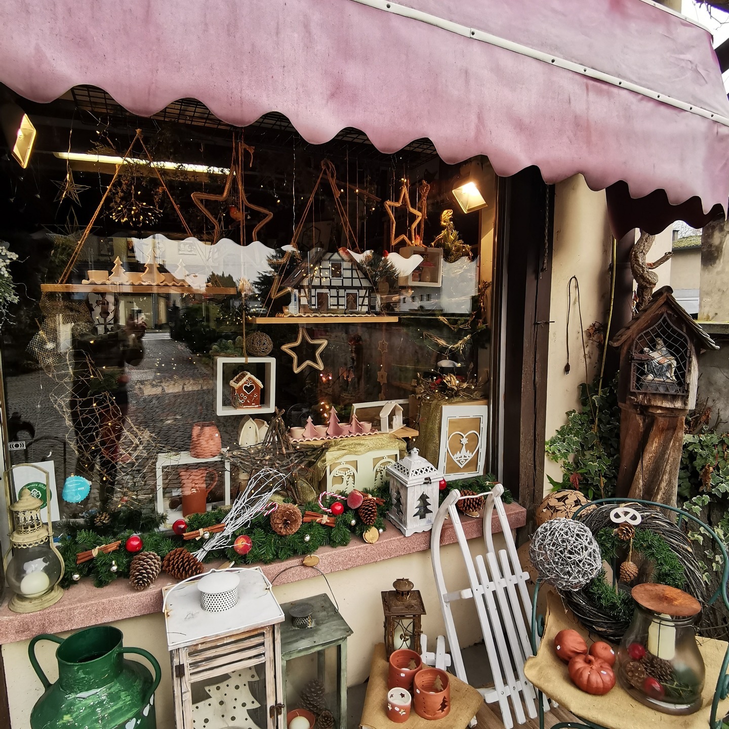 Noël s'installe à Soufflenheim ✨🎄
je vous laisse découvrir ....
Pour ceux qui sont loin et ne peuvent venir en Alsace dans cette période il est possible d'acheter des pièces sur le site :
www.poterie-wehrling.fr