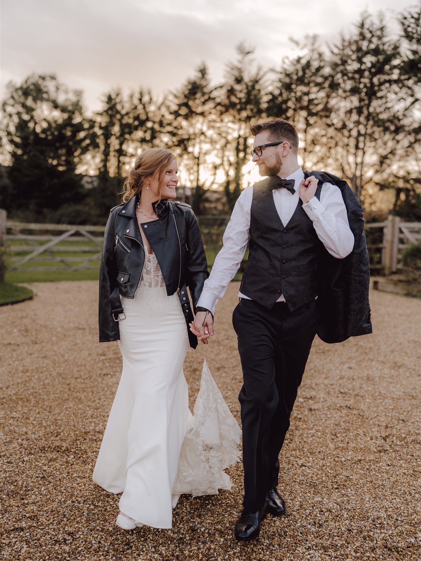 That November light really came through at @lillibrooke_weddings for this gorgeous pair! ✨