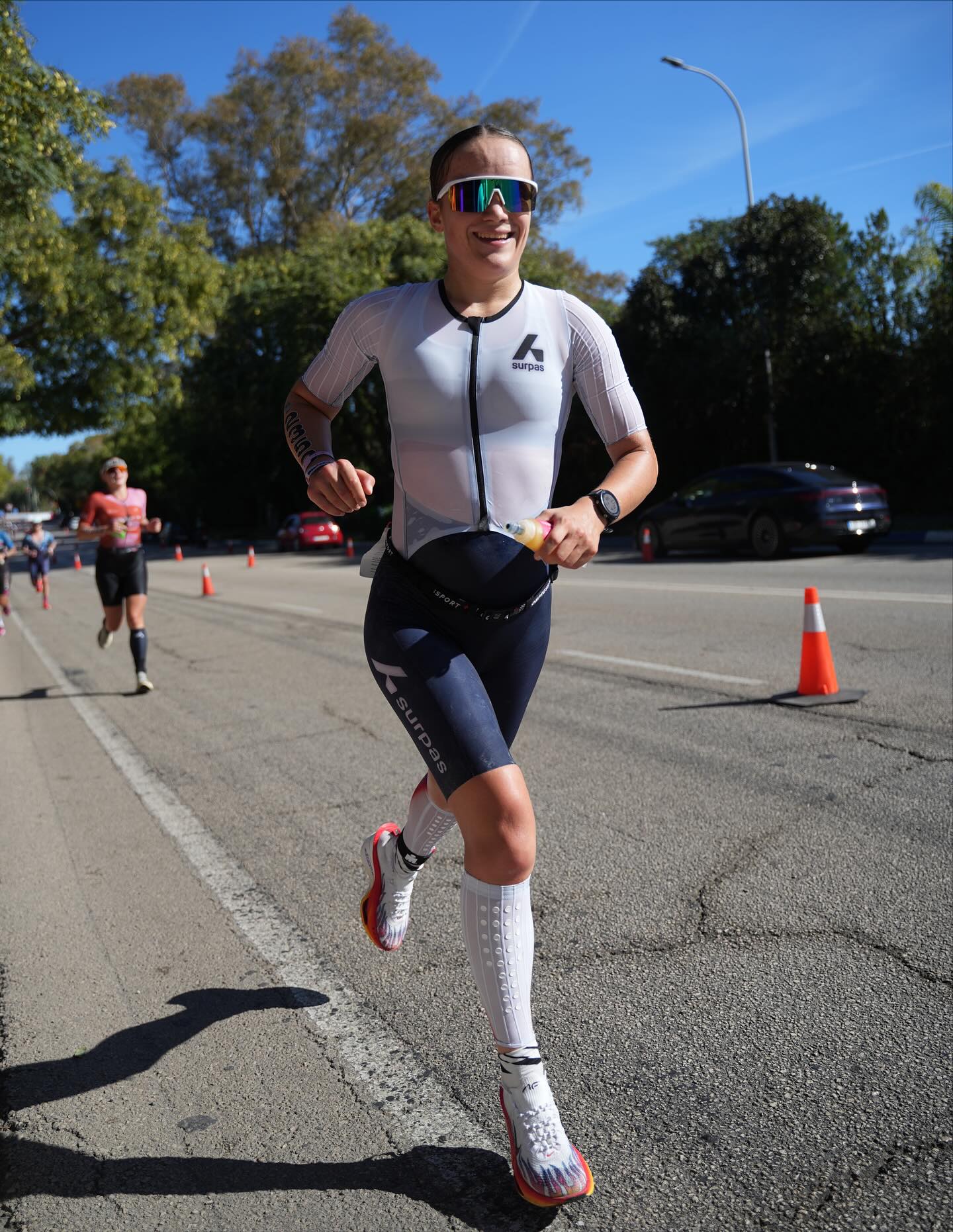 📈📉 "sometimes you have to look back, to see how far you’ve come!" 📉📈
Eine Woche ist nun schon seit der IRONMAN 70.3 WM in Marbella vergangen - eine Woche voller gemischter Gefühle.
Im Ziel war die Enttäuschung unfassbar groß, die Tränen unaufhaltbar. 🥺
Es war absolut nicht der Tag, den ich mir erhofft hatte.
Mein Traumziel hatte ich mir zu Beginn der Saison hoch gesteckt - und auch, wenn in den letzten Wochen vor dem Rennen nicht alles danach aussah, dass ich in Bestform sein würde, war ich bereit, alles an diesem Tag zu investieren.
Das Schwimmen war hart, beim Radfahren konnte ich mich gut vorarbeiten doch beim Laufen ging gar nichts mehr. Ich war leer… leer in den Beinen und im Kopf!
Am Ende Platz 27 von 160 in der AK und unter den besten 12% der Welt - so richtig drüber freuen, kann ich mich bis heute nicht.
Es ist nicht das, was ich mir vorgenommen habe und der Schmerz sitzt tief.
Doch vor ein paar Tagen habe ich dieses alte Foto entdeckt. Es erinnert mich daran, wo ich vor fünf Jahren stand.
Damals hätte ich mir nie erträumen können, überhaupt an einer Weltmeisterschaft teilzunehmen - wenn ich an dieses „Ich“ zurückdenke, bin ich wohl doch auch ein bisschen stolz - stolz auf den Weg, den ich seitdem gegangen bin!
Gerade deshalb haben mir das Ergebnis und die Eindrücke von letzter Woche eins gezeigt:
Ich bin noch nicht am Ziel! Und ich bin bereit, mit PASSION & POWER neue Meilensteine zu erreichen! 🔥❤️🔥
I‘ll be back! 🔜